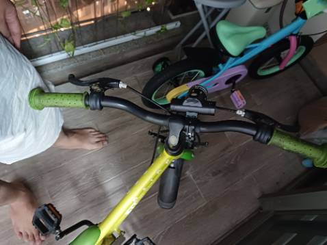 Sáng rõ hơn đời 2 năm trước, tầm 50m. Gắn vừa vặn. Pin 18650 sạc trên đèn, mở ra thay dễ dàng. Sáng lâu.