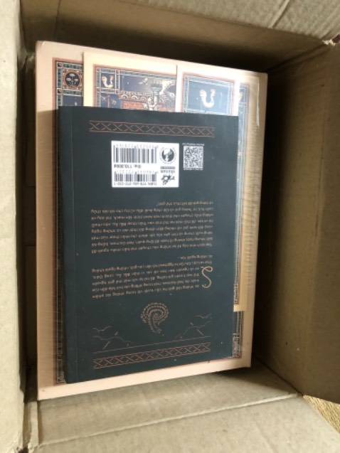 Sách nhỏ gọn, bìa đẹp, giấy đẹp, in ấn đẹp.