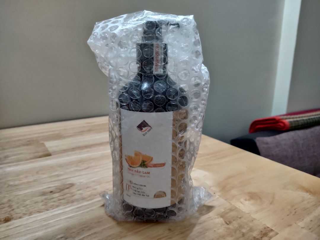 Chai được gói trong túi chống xóc. Vỏ ngoài thiết kế đẹp. Không rõ vì sao để vỏ màu đen, làm mất cảm giác "lành" của sản phẩm chiết xuất hữu cơ. Mùi dễ chịu, khả năng tẩy rửa ổn. Vòi xịt chưa trơn tru lắm.