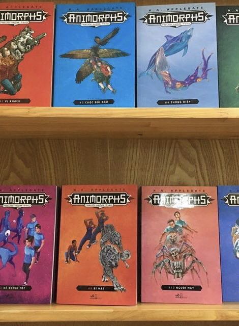 Chờ mãi mới thấy tái bản bộ này nên hốt luôn. Truyện rất hay, bìa mới Nhã Nam thiết kế đẹp: mỗi một tập lại có 1 minh họa bìa khác nhau rất độc đáo đặc sắc.