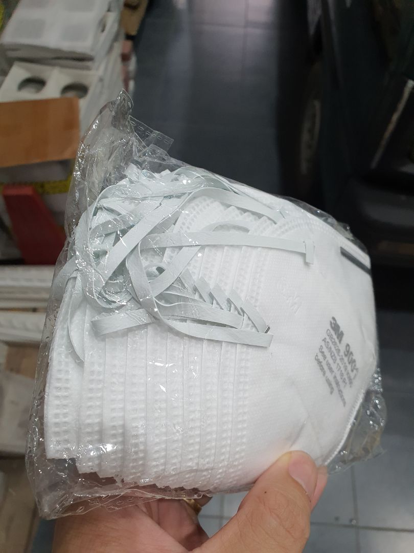 Giao hàng không đúng chất lượng. Không có bao bì từng cái mà để chung xấp 10 cái. Có chat với shop mà không được giải quyết.