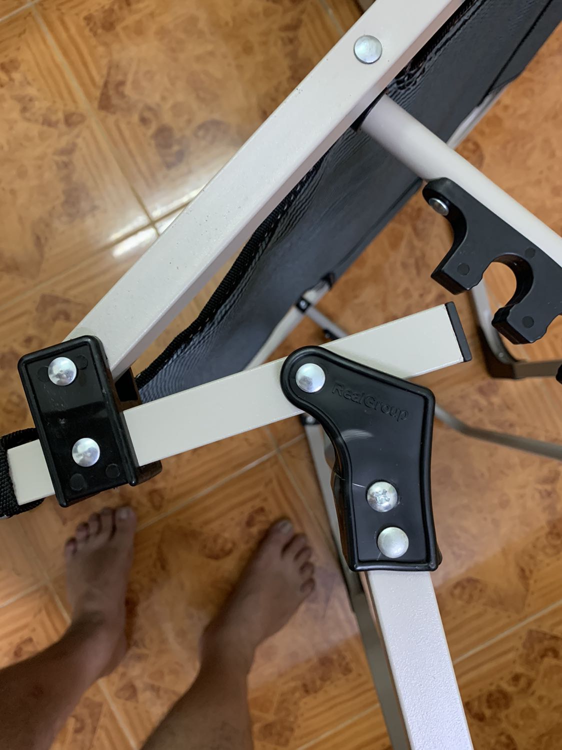 Dịch vụ giao hàng ok ...sáng nhận hàng nguyên vẹn... nhưng tối ngủ nữa đêm lúc 12h trở mình ghế gãy ( như hình ) tỉnh giấc luôn ( tôi cần nặng 90 kg ) hỏi sản phẩm này có bảo hành không vậy?!