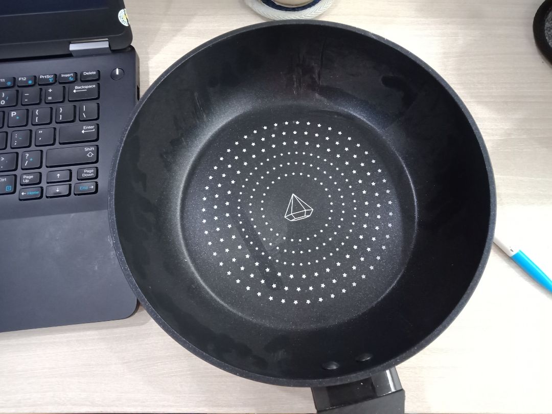 hàng bụi nhiều, bị mẻ, viền bị trầy nhiều >>> định cho 1* nhưng hàng giảm giá nên 2*