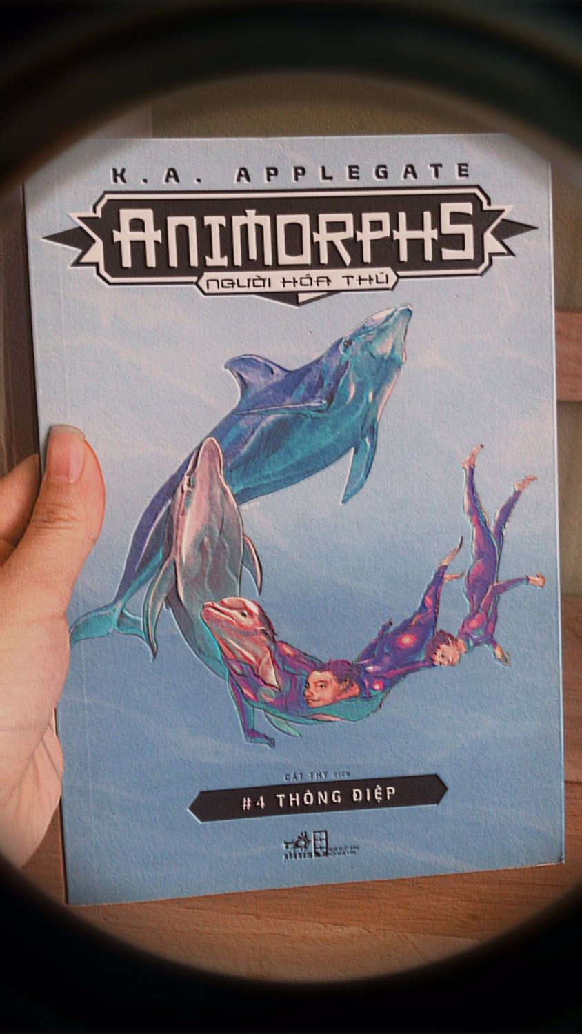 Sách lúc giao về tay hộp nát hết cả, bên trong không có giấy gói, mút xốp gì hết nên gáy bị méo. Nhưng mình email cho tiki thì tiki phản hồi nhanh, sẵn sàng đổi trả. Cơ mà mấy shipper mãi ko chịu đến lấy hàng, họ còn bảo mình mang lên chỗ họ:)) Thế là mình ko đổi nữa. Trừ 1 sao vì vậy chứ sách hay đọc vèo 1 tiếng hết 1q, tiki nhiệt tình, giá sale mỗi cuốn chưa đến 30k nữa, mọi người nên mua😍