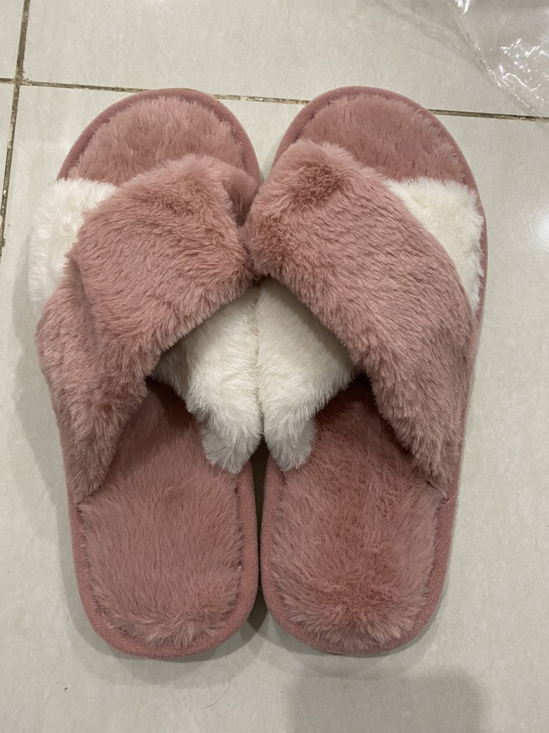 Dép có đế mềm, lông mịn, hơi có mùi chắc do dép mới. Nhìn chung hài lòng sẽ order thêm 1 đôi màu khác Dép có đế mềm, lông mịn, hơi có mùi chắc do dép mới. Nhìn chung hài lòng sẽ order thêm 1 đôi màu khác