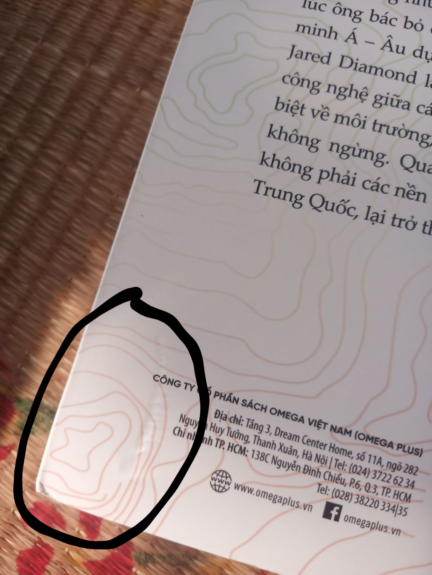 Mình cứ tưởng cuối cùng Tiki cũng chọn được cỡ hộp phù hợp với kích thước sách, mở ra thì thất vọng toàn tập. 4 góc bìa đều móp, thậm chí bìa trước còn lõm hẳn xuống nhiều tranh sách. Gáy quá nhăn, hơi trầy nữa. Bìa sau có vệt lõm như bị vật cứng đè lên. Mình mua sách không chỉ để đọc mà còn để trưng, giờ chỗ nào cũng lỗi thế này, có ai mà không tức cho nổi? Tiki trả lời cho mình đi, chính sách đổi trả thế nào? Mình không chấp nhận sản phẩm tệ như thế này được!