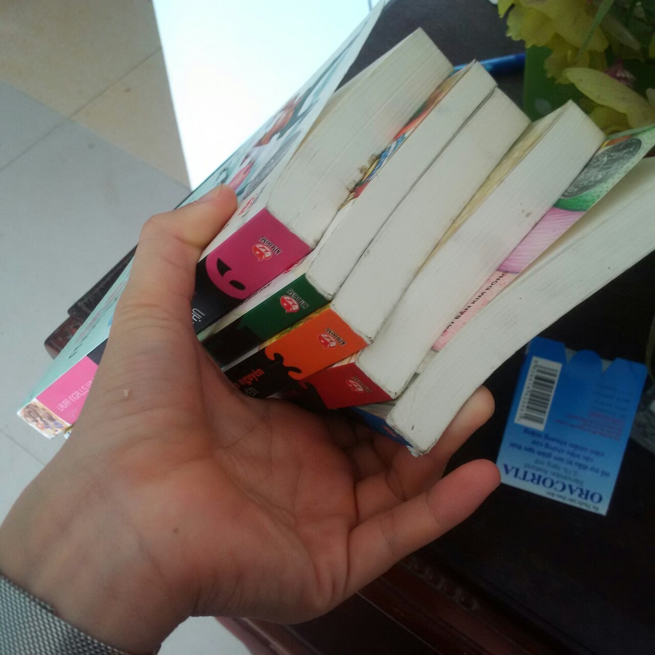 mình mua bộ 9 tập, tuy nhiên ở các địa chỉ khác nhau. Thỉnh thoảng, Tiki vận chuyển va tiếp nhận đơn rất chậm. Sách bị sờn gáy, bẩn một số quyển. Đề nghị: lần sau nếu mua nhiều sách 1 lúc tiki có thể liên hệ để gom hàng 1 chuyến để vận chuyển cùng lúc, tránh tốn kém chi phí, bọc gói và mất thời gian đi nhận hàng nhiều lượt