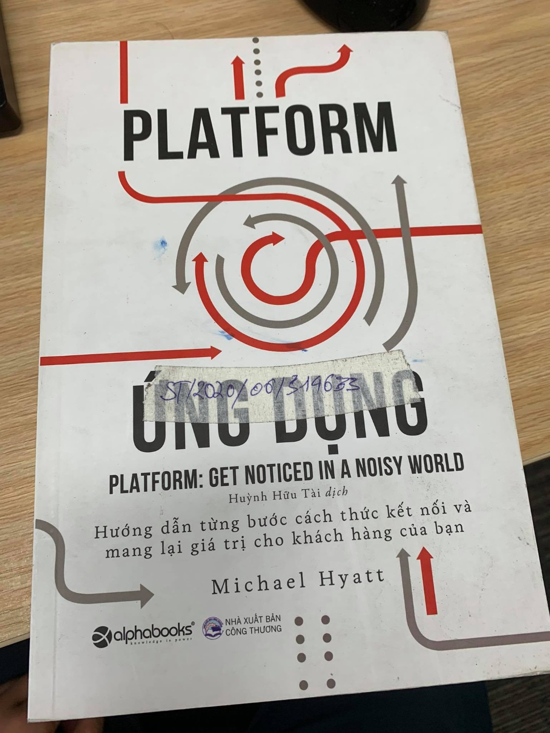 Nhận về cuốn sách cũ, bẩn, dính mực, sờn gáy, lại còn bị bán băng dính trên sách