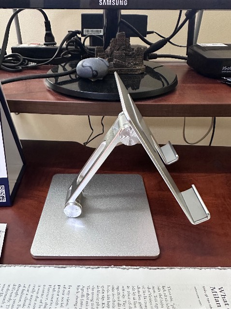 Cứng cáp, chắc chắn
Kê ipad pro 11 + case vẫn có lúc bị xệ 😅😅😅
Khớp xoay hơi lỏng