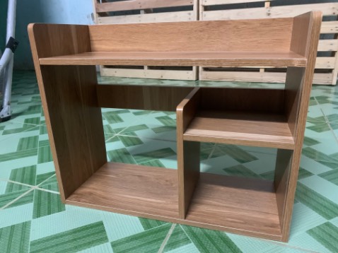 Shop đóng hàng cẩn thận. Kệ khá chắc chắn, thẩm mỹ tốt.