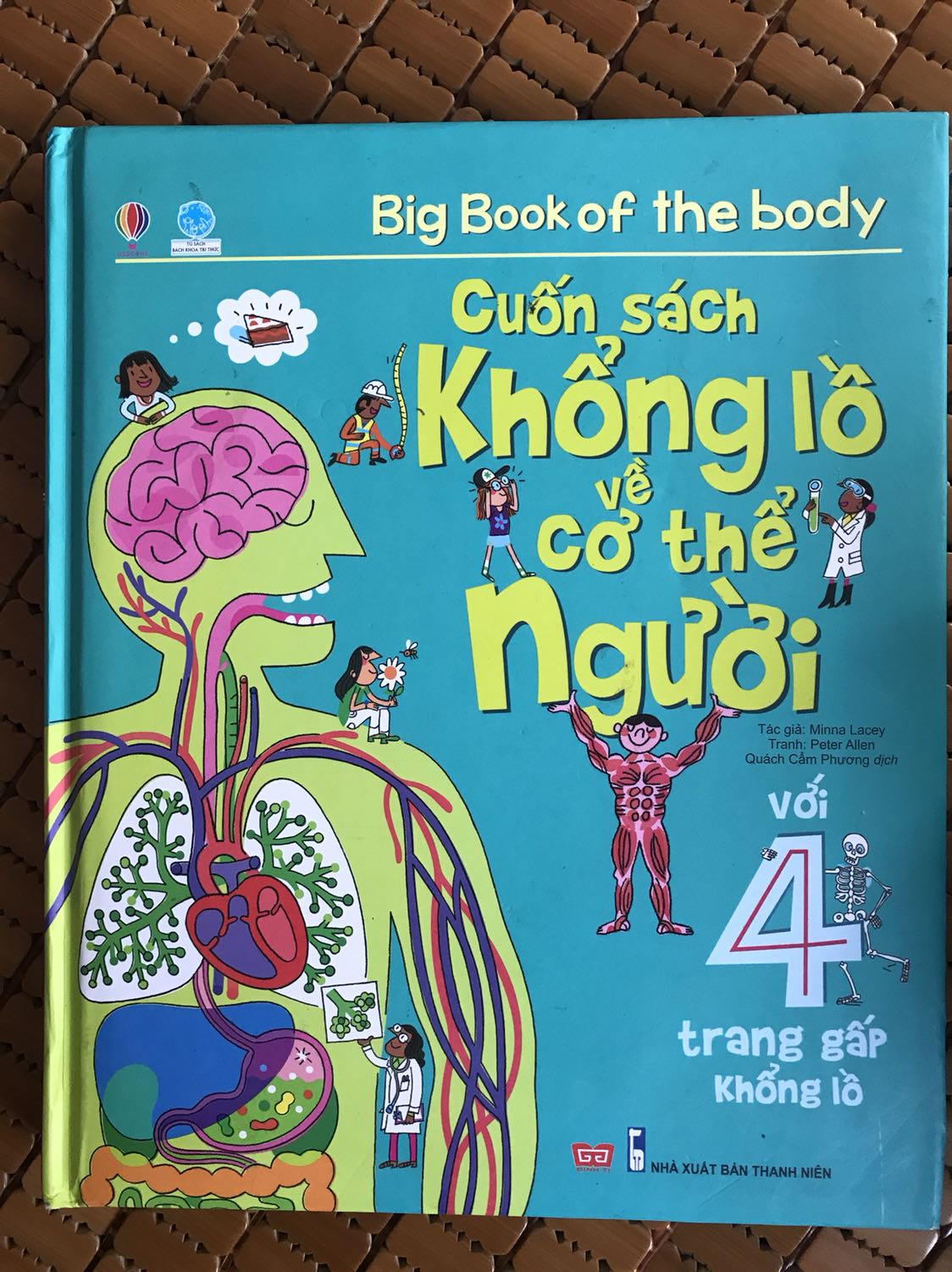 ? CUỐN SÁCH KHỔNG LỒ VỀ CƠ THỂ NGƯỜI

Nằm trong bộ các cuốn sách khổng lồ, “Cuốn sách khổng lồ về cơ thể người” tại thời điểm hiện tại được lòng bạn Tôm nhất, vượt xa cả “Cuốn sách khổng lồ về các loại xe tải”, “về khủng long” - mà mẹ ngỡ sẽ được lòng Tôm hơn trước khi mua về!

Mẹ không có nhiều thời gian để đọc sách cho Tôm, nên ông con tự xem, muốn hiểu về cái gì thì lại quay sang hỏi mẹ. Vốn kiến thức ít ỏi, mẹ thường nhìn vào những gì nêu trong cuốn sách và đọc to lên cho ổng nghe, đơn giản vậy thôi!

Tại thời điểm hiện tại, Tôm thích nhất trang “Thức ăn được tiêu hoá thế nào?” và rất háo hức khi mẹ đọc đến phần chất thải - “cục ị” ??

Đặc biệt, trang “vòng đời” tại thời điểm này cũng rất hấp dẫn với Tôm, lý do: bác Lê Giang vừa sinh em bé! Và bạn thường tự lật ra và chỉ vào tranh, tự diễn giải:

- Đây là anh ku ở trong bụng bác Giang này!

- Bác Giang đang bế anh ku này!

Và buồn cười nhất, có lần Tôm chỉ vào con tinh trùng, quay sang hỏi bác “con gì đây?”

Các mẹ hãy mua về và tìm hiểu cùng với con nhé!!!