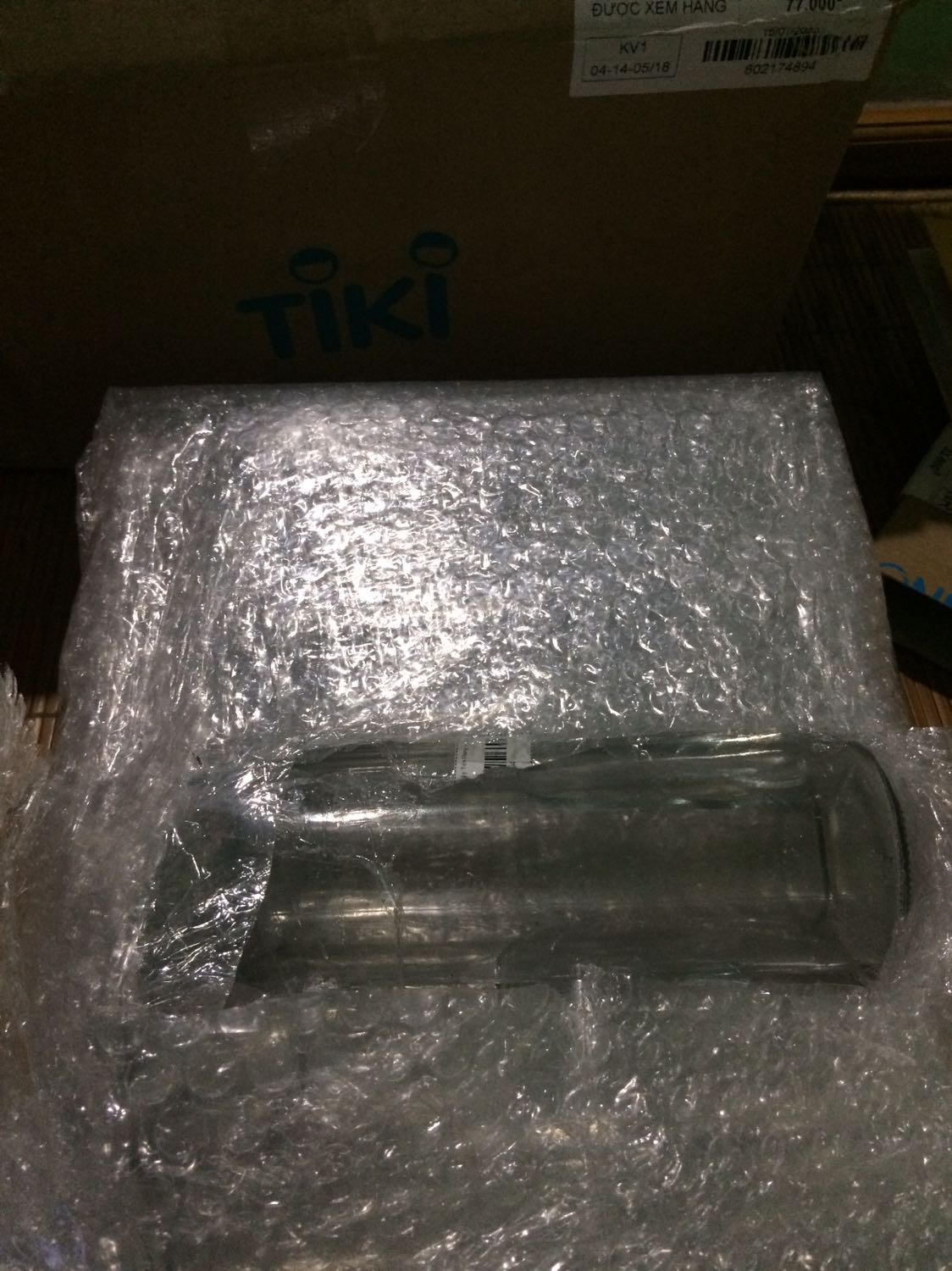 Hàng dc bao bọc cẩn thận nhưng vẫn bị vỡ 3 chai ? Tui nghĩ shop nên bọc cách các chai ra bằng túi nilon hay giấy báo giống như ng ta bọc trứng thì hợp lý hơn là để các chai sát nhau. Bó buộc chặt có thể gây ma sát lớn nên mấy chai mới bể chứ k hoàn toàn do lỗi vận chuyển ạ.