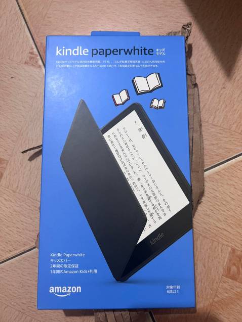 Đây là lần đầu mình mua máy đọc sách Kindle và cũng là lần đầu mình mua hàng giá trị lớn trên Tiki, mình khá hài lòng. TikiNow giao nhanh, nhân viên thân thiện nhiệt tình. Gói hàng được bọc cẩn thận, có dán tem hàng dễ vỡ, máy đọc sách nguyên seal, bao da gắn kèm với máy luôn trong hộp. Đây là bản cho thị trường Nhật nhưng tính năng đầy đủ không khác bản thường. Từ lúc mua máy đọc sách, mình như trở lại thời trẻ thơ, thời còn say mê với những trang sách, thời gian dành cho ***, Youtube,... cũng giảm hẳn. Một sản phẩm đáng mua cho bất kỳ ai có mong muốn tốt hơn mỗi ngày.