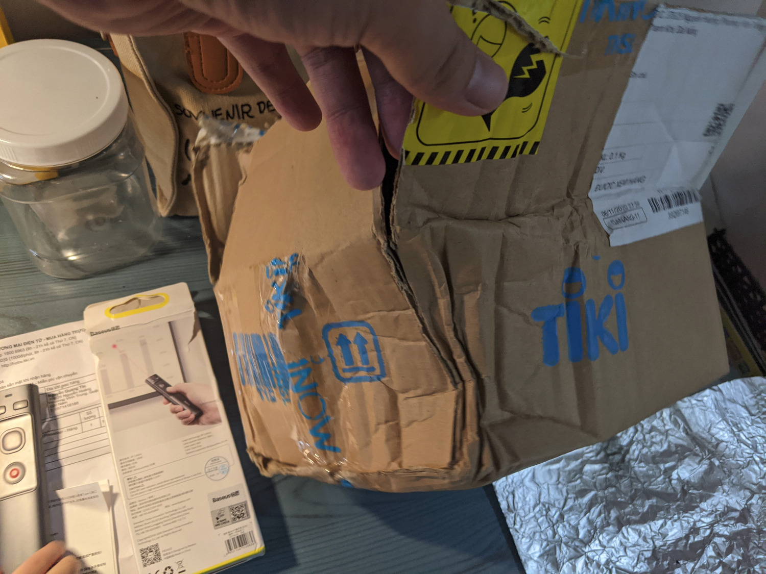 Tôi mua và nhận hàng vào ngày 6/11/2020. Sản phẩm có hình dạng như mô tả nhưng không có chức năng nào hoạt động. Laser hoặc các nút bên trong. Ngày 7/11 tôi gọi xin đổi trả sản phẩm. Ngày 8/11/2020 Tiki nhận hàng để kiểm tra. Hôm nay 17/11/2020 họ gửi trả lại sản phẩm y như cũ với package nhàu và móp méo. Tôi không biết là bên bán hàng có kiểm tra lại sản phẩm không hay chỉ làm cho vui. Thật là tốn thời gian.