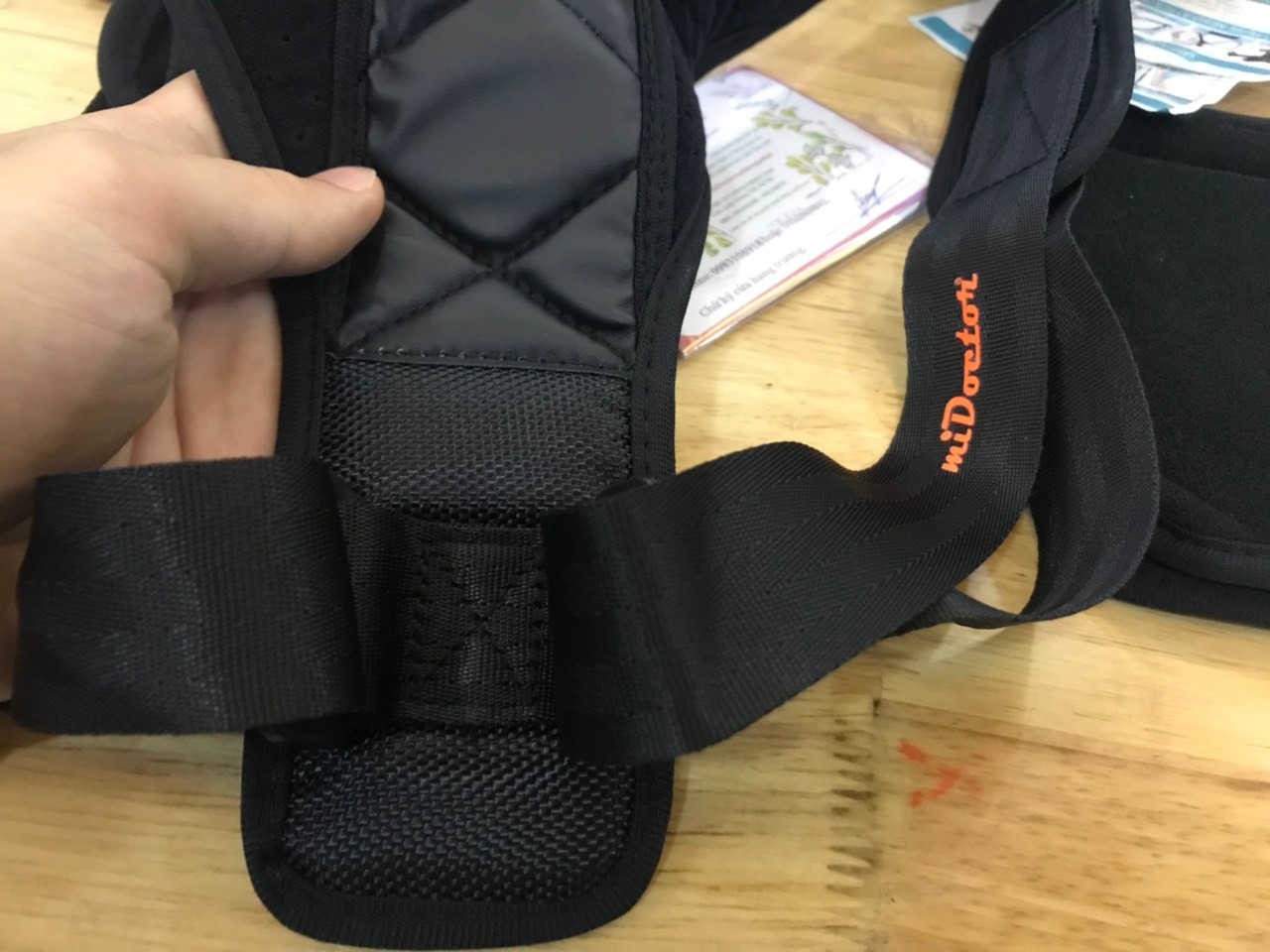 chất liệu khác hẳn so với loại rẻ tiền mua lần trc, có cả 2 tấm đệm nách, logo, thẻ cám ơn, phiếu BH các thứ đầy đủ,.. lần loại rẻ mấy hôm bị đứt rách phần dây quoai, cái này thấy chắc chắn lắm, ko dễ đứt đc.. cám ơn tiki