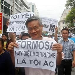 Donate Now




202202asia_vietnam_travelban_illustration
February 17, 2022
“Nhốt chúng tôi ở trong nhà”
Hạn chế tự do đi lại của các nhà hoạt động nhân quyền ở Việt Nam

Available In
English
Tiếng Việt
Ảnh minh họa các nhà hoạt động người Việt bị nhốt. Từ trên, bên trái, theo chiều kim đồng hồ: (1) Phạm Chí Thành, (2) Phạm Đoan Trang, (3) Phạm Chí Dũng, (4) Nguyễn Thúy Hạnh, (5) Phạm Văn Điệp, và (6 )Nguyễn Tường Thụy. © 2022 Aimee Stevens for Human Rights Watch

Video
Tóm Tắt
Vào tháng Giêng năm 2021, giữa kỳ Đại hội Đảng Cộng sản Việt Nam lần thứ 13 tại Hà Nội, các lực lượng an ninh Việt Nam đã canh, nhốt nhiều nhà hoạt động tại gia trong suốt 10 ngày. Các vụ kiềm tỏa đó rất tùy tiện nhưng không phải là biệt lệ; từ lâu rồi, nhà cầm quyền Việt Nam đã dùng cách câu lưu ngoài pháp luật như một thứ công cụ để đối phó với những người bất đồng chính kiến trong các sự kiện chính trị lớn. Trong số các nhà hoạt động bị quản thúc tại gia có bà Nguyễn Thúy Hạnh và chồng bà, ông Huỳnh Ngọc Chênh. Bà Nguyễn Thúy Hạnh viết:

Đã điều bao nhiêu quân đội về Hà Nội để bảo vệ đại hội đảng, mà nhà cầm quyền vẫn chưa yên tâm, thản nhiên tước quyền đi lại của những công dân không phạm pháp chúng tôi bằng việc dùng công an nhốt chúng tôi ở trong nhà suốt kỳ đại hội. Luật nào cho phép nhà cầm quyền làm như vậy đối với chúng tôi.
 

Read a text description of this video
Hành vi tùy tiện cản trở quyền tự do đi lại cũng được chính quyền áp dụng để cấm các nhà hoạt động xuất cảnh. Tháng Chín năm 2018, ông Nguyễn Quang A chuẩn bị đi sang Australia dự một cuộc họp. Trước chuyến đi, ông có uống cà phê với một học giả người Úc trên đường Điện Biên Phủ ở Hà Nội. Khi ông rời quán để đón xe taxi ra sân bay, một số người mặc thường phục tiến đến, cưỡng chế ông lên một chiếc xe và đưa ông tới một đồn công an gần sân bay Nội Bài. Ông bị công an thẩm vấn về chuyến đi dự kiến vào tháng sau của ông tới Brussels, nơi ông được mời ra điều trần trước Quốc Hội Châu Âu về Hiệp định Thương mại Tự do giữa Liên minh Châu Âu và Việt Nam. Công an câu lưu ông vừa đủ lâu để ông bị lỡ chuyến bay đi Australia. Ông Nguyễn Quang A nói:

… trong Bộ Công an có 1 số người, 1 số bộ phận họ lạm dụng quyền hết sức là vô lối. Họ được đào tạo và thấm nhuần tư tưởng là họ có quyền và đối xử với các công dân khác như tội phạm.
Bản phúc trình này lập hồ sơ về các vi phạm thường xuyên của chính quyền Việt Nam đối với quyền tự do đi lại và các quyền cơ bản khác với việc buộc các nhà hoạt động, những người bất đồng chính kiến, người bảo vệ nhân quyền và nhiều người khác phải chịu quản thúc tại gia vô thời hạn, sách nhiễu và các hình thức câu lưu khác – thậm chí câu lưu họ chỉ vừa đủ lâu để không kịp tham dự các buổi biểu tình, phiên tòa hay cuộc gặp với các nhà ngoại giao hay tổng thống Mỹ, và nhiều sự kiện khác nữa. Phúc trình này cũng ghi nhận những trường hợp nhà cầm quyền ngăn cản những người phê phán chính phủ đi lại trong nước hay xuất cảnh đi nước ngoài, trong đó có các vụ chặn giữ tại sân bay hoặc cửa khẩu, và từ chối cấp hộ chiếu hay các giấy tờ khác theo quy định để họ đủ điều kiện xuất cảnh hoặc trở về Việt Nam.

Các hành vi vi phạm thường xuyên nói trên đối với quyền tự do đi lại ở Việt Nam hay bị bỏ qua trong các hồ sơ nhân quyền thông thường, mà theo thông lệ luôn tập trung vào các vấn đề nghiêm trọng hơn như việc kết án và bỏ tù nhiều năm các nhà bất đồng chính kiến, các vi phạm quyền đất đai hay quyền của người lao động, và việc đàn áp các quyền tự do cơ bản của nhà nước Việt Nam độc đảng.

Như sẽ được nêu chi tiết dưới đây, Tổ chức Theo dõi Nhân quyền đã lập hồ sơ nhiều vụ vi phạm quyền tự do đi lại từ năm 2004 và xác định được hơn 170 người bị cấm xuất cảnh. Con số thực tế hiển nhiên cao hơn rất nhiều: thông tin còn thiếu hụt do chế độ kiểm duyệt ngặt nghèo ở Việt Nam và do nhiều nạn nhân sợ rằng nếu công bố vụ việc của họ một cách công khai sẽ dẫn tới việc chính quyền trả thù họ bằng các hành vi hình sự hay các hình thức khác. Hơn nữa, nạn nhân của các vụ việc vi phạm nêu trong phúc trình này không chỉ giới hạn ở những nhà hoạt động nhân quyền và dân chủ được nêu tên; một số lần, chính quyền nhằm cả vào những người thân của họ trong gia đình qua việc quản thúc tại gia hay cấm xuất cảnh như một hình thức trừng phạt tập thể.

Chúng tôi cũng đề cao nỗ lực của các nhà hoạt động dũng cảm khi thách thức cơ sở pháp lý đối với các việc làm của chính quyền và bộc lộ mức độ khó khăn, hay thậm chí bất khả thi, của việc đòi công bằng pháp lý qua các tòa án do Đảng Cộng sản kiểm soát ở Việt Nam.

Nhốt tại nhà
Nhà cầm quyền Việt Nam sử dụng một loạt chiến thuật để thực hiện việc nhốt tại nhà:

· cử các nhân viên an ninh mặc thường phục đóng chốt ngoài tư gia;

· dùng ổ khóa bên ngoài để khóa trái người bên trong nhà;

· dựng chốt chặn và các chướng ngại vật hay rào chắn để ngăn cản người bên trong không ra ngoài được và những người bên ngoài không vào được;

· huy động côn đồ địa phương đe dọa người dân ở nguyên trong nhà;

· đổ các chất kết dính mạnh— như keo đa năng —vào các ổ khóa.

Phương pháp phổ biến nhất để nhốt tại nhà hiện nay là bố trí vài người mặc thường phục bên ngoài căn nhà của “đối tượng.” Nếu người trong nhà cố tìm cách rời nhà, như trường hợp của ông bà Nguyễn Thúy Hạnh và Huỳnh Ngọc Chênh nêu trên, những người này sẵn sàng dùng vũ lực chặn đường họ. Những người bị quản thúc theo cách này sau cùng cũng phải bỏ cuộc và trở vào nhà.

Cách thức đó phổ biến đến nỗi các nhà hoạt động và blogger đã vận dụng một số thành ngữ dân gian để ám chỉ tình trạng quản thúc tại gia. Trong số đó có từ bánh canh, một món ăn miền Nam: bánh là từ tiếng Việt chỉ bánh kẹo hay một loại mì sợi làm từ bột, còn canh thường có nghĩa là nước dùng hay động từ canh gác. Thế là các nhà hoạt động đăng vui trên Facebook là họ đang ăn bánh canh – theo nghĩa đen là món mì gác – để nói rằng các nhân viên an ninh đang ở bên ngoài nhà họ, cản trở họ không được rời nhà.

Một hình thức tiếu lâm khác nữa là câu thành ngữ phổ biến, đến hẹn lại lên (nguyên là tiêu đề một bộ phim miền Bắc Việt Nam năm 1974) sau đó được dùng trong ngôn ngữ hàng ngày để chỉ những việc diễn ra theo định kỳ. Thành ngữ đó được biến thành đến hẹn lại canh, để chỉ trong khi một sự kiện quan trọng đang diễn ra thì các nhà hoạt động bị giám sát. Một thuật ngữ khác, dạt vòm (tiếng lóng chỉ những người có nhà nhưng đi ngủ lang thang nơi khác) đôi khi được dùng để diễn tả cảnh các nhà hoạt động chủ ý rời khỏi nhà mình đến ở một nơi không rõ để tránh bị quản thúc tại gia trước một sự kiện quan trọng nào đó.

Quản thúc tại gia thường trùng hợp với các sự kiện chủ chốt hay các ngày quan trọng theo lịch nhà nước, trong đó có các ngày lễ quốc gia và tôn giáo hay các sự kiện chính trị quan trọng ở tầm quốc gia như đại hội Đảng Cộng sản, các kỳ bầu cử dàn dựng cấp quốc gia, các hội nghị, kỳ họp thượng đỉnh quốc tế hay các phiên tòa chính trị xử các nhà bất đồng chính kiến quan trọng.

Những ngày đặc biệt nhạy cảm bao gồm ngày 30 tháng Tư (kỷ niệm kết thúc cuộc chiến tranh ***); ngày 26 tháng Sáu (Ngày Quốc tế Ủng hộ Nạn nhân Bị Tra tấn của Liên Hiệp Quốc); ngày mồng 2 tháng Chín (Quốc khánh Việt Nam); và ngày mồng 10 tháng Mười hai (Ngày Quốc tế Nhân quyền); và bất cứ ngày nào các nhà hoạt động quyết định tụ họp chính thức hay không chính thức để kỷ niệm một sự kiện quan trọng như ngày trao giải hàng năm của nhóm văn chương độc lập Văn Việt, ngày thành lập Hội Nhà báo Độc lập; hay ngày thành lập Phong trào Con đường Việt Nam.

Những ngày khác cũng bị chính quyền coi là nhạy cảm bao gồm những ngày trước và trong khi diễn ra đối thoại nhân quyền giữa Việt Nam với Hoa Kỳ, Liên minh Châu Âu, hay Australia; trước và trong các chuyến thăm Việt Nam của các Tổng thống Hoa Kỳ, như Bill Clinton năm 2000, Barack Obama năm 2016, và Donald Trump vào tháng Mười một năm 2017 (APEC) và tháng Hai năm 2019 (Cuộc gặp Thượng đỉnh Trump-Kim), hay các nguyên thủ quốc gia khác; và trước và trong các chuyến thăm của quan chức ngoại giao về các vấn đề liên quan tới nhân quyền như của đặc sứ Liên Hiệp Quốc về tự do tôn giáo và tín ngưỡng, hay của đại sứ lưu động Hoa Kỳ về tự do tôn giáo.

Do lịch sử ngoại giao lâu dài và phức tạp giữa Việt Nam với người láng giềng khổng lồ Trung Quốc, và mối quan hệ bất tường minh giữa hai chính quyền, nhiều nhà hoạt động Việt Nam cũng là những người biểu tình cuồng nhiệt phản đối Trung Quốc. Nhiều ngày “nhạy cảm” trong năm, là thời điểm các nhà hoạt động bị quản thúc tại gia, có liên quan đến Trung Quốc, như:

Ngày 19 tháng Giêng (kỷ niệm trận chiến Hoàng Sa năm 1974 giữa hải quân Việt Nam Cộng Hòa (Nam Việt Nam) với Trung Quốc);
Ngày 17 tháng Hai (kỷ niệm chiến tranh biên giới Việt-Trung năm 1979);
Ngày 14 tháng Ba (kỷ niệm trận chiến đảo Gạc Ma giữa Việt Nam và Trung Quốc năm 1988); và
Ngày mồng 1 tháng Mười (Quốc khánh Trung Quốc).
Các tín đồ Hòa Hảo không chấp nhận gia nhập các giáo hội do nhà nước kiểm soát thường bị quản thúc tại gia ít nhất ba lần trong một năm: ngày thành lập đạo, ngày kỷ niệm sinh nhật và ngày giỗ Giáo chủ Huỳnh Phú Sổ.

Trong vài năm gần đây, có vài ngày nhạy cảm mới đã được bổ sung vào lịch. Quản thúc tại gia thường diễn ra vào các kỳ cuối tuần sau các cuộc biểu tình đông người, như sau khi Nhà máy Thép Formosa xả độc dẫn tới khủng hoảng môi trường diện rộng dọc bờ biển miền Trung Việt Nam năm 2016, hay sau các cuộc biểu tình đông người phản đối dự luật đặc khu kinh tế và luật an ninh mạng năm 2018.

Trong hầu hết các vụ quản thúc, các nhà hoạt động có thể đoán được lý do chính quyền quản thúc họ tại gia. Nhưng vẫn có những lần không rõ lý do vì sao. Tháng Ba năm 2019, ông Nguyễn Quang A viết: “Vẫn Đ. biết hôm nay là ngày gì!” thể hiện sự bức xúc vì không hiểu lý do mình bị quản thúc vào đúng ngày hôm đó.

Đón lõng trên đường đi dự sự kiện
Chính quyền thường cản trở các nhà hoạt động tham dự các cuộc gặp mặt hay các sự kiện bị chính quyền coi là nhạy cảm về chính trị, bằng cách tiến hành bắt giữ, câu lưu hay kiềm tỏa một cách tùy tiện cho đến khi sự kiện đã qua đi hoặc họ không thể tới dự được nữa. Thường thì công an hay côn đồ dùng vũ lực buộc người đó lên một chiếc xe hơi và chở đi lòng vòng hay nhốt vào một đồn công an trong thời gian đủ lâu theo ý chính quyền.

Tháng Năm năm 2019, blogger nổi tiếng Nguyễn Hữu Vinh, bút danh Anh Ba Sàm, đã thi hành xong án tù năm năm và được thả. Để ngăn chặn các nhà hoạt động thân hữu đi đón anh về nhà, chính quyền đã quản thúc nhiều nhà hoạt động tại gia. Một trong số đó là Võ Văn Tạo, ông kể lại rằng vào buổi tối ngày mồng 4 tháng Năm, nhiều người mặc thường phục ép ông lên một chiếc xe máy, đưa ông tới đồn công an và tịch thu điện thoại di động cùng chứng minh thư của ông. Võ Văn Tạo kể lại các nhân viên an ninh đã tuyên bố với ông rằng họ “muốn ngăn cản mọi người đến chúc mừng anh Ba Sàm khi anh ra tù, trở về nhà vào ngày 5/5.”

Vấn nạn này đạt đến tầm quốc tế trong chuyến thăm Việt Nam của nguyên Tổng thống Barack Obama vào tháng Năm năm 2016. Để thể hiện sự ủng hộ của mình với nỗ lực của các nhà hoạt động, Tổng thống Obama lên kế hoạch gặp gỡ với đại diện các nhóm xã hội dân sự của Việt Nam. Đài BBC tiếng Việt đưa tin rằng chỉ có 6 trong số 15 người được mời đã tới dự cuộc gặp. Những người khác, trong đó có luật sư Hà Huy Sơn, bị an ninh ngăn cản không tới được. “Họ nói tôi có thể đi đâu cũng được nhưng không được tới sứ quán. Và họ vẫn theo dõi tôi,” ông Sơn nói tại thời điểm đó.

Đại sứ quán Hoa Kỳ cũng mời bà Phạm Đoan Trang tới gặp Tổng thống Obama. Trong lúc đó, bà Trang đang phải chữa bệnh ở Thành phố Hồ Chí Minh để điều trị chấn thương do lực lượng an ninh gây ra khi dùng vũ lực giải tán một cuộc biểu tình ủng hộ môi trường ở Hà Nội vào tháng Tư năm 2015. Bà sợ rằng nếu bay từ Thành phố Hồ Chí Minh ra Hà Nội sẽ bị công an chặn, nên quyết định đi bằng xe hơi. Hai nhà hoạt động thân hữu là Trần Thu Nguyệt và Vũ Huy Hoàng cùng đi với bà. Ngày 23 tháng Năm, nhân viên an ninh chặn xe và câu lưu ba người ở Ninh Bình, cách Hà Nội khoảng 100 cây số về hướng Nam. Họ được thả ra vào buổi chiều ngày hôm sau, khi ông Obama đang trên đường rời Hà Nội.

Dù các nhân viên an ninh đóng chốt bên ngoài nhà ông Nguyễn Quang A ở Hà Nội từ ngày 23 tháng Năm, sáng sớm ngày 24 tháng Năm ông vẫn cố rời nhà để đi gặp Obama, cùng đi có vợ, con trai ông và một nhà hoạt động nữa. Khi họ tới một ngã tư gần đó, một nhóm người chặn họ lại hỏi đi đâu. Ông Nguyễn Quang A hỏi họ là ai và đòi xem giấy tờ, nhưng những người này chỉ gạt vợ ông sang bên và đẩy ông vào một chiếc xe hơi rồi chở đi lòng vòng để “giết thời gian.” Khi họ thả ông xuống, tổng thống Obama đã lên đường đi Thành phố Hồ Chí Minh.

Ở Thành phố Hồ Chí Minh, ông Obama cũng gặp các thành viên của Sáng kiến Thủ lĩnh Trẻ Đông Nam Á (YSEALI). Nhà hoạt động sinh viên Trần Hoàng Phúc là một khách được mời. Anh mang theo tài liệu liên quan tới thảm họa môi trường của Nhà máy Thép Formosa. Khi anh đang đợi để vào phòng họp, các nhân viên an ninh tới và đưa anh tới một đồn công an gần đó để thẩm vấn. An ninh cũng câu lưu một người đứng ngoài, là nhà hoạt động Nguyễn Nữ Phương Dung bạn anh, người đã trốn khỏi nhà mấy ngày trước để tránh bị quản thúc tại gia trong chuyến thăm của ông Obama.

Cựu tù nhân chính trị Phạm Bá Hải cũng rời nhà trước khi ông Obama tới Thành phố Hồ Chí Minh và đến ở một khách sạn để tránh bị quản thúc tại gia. Thế mà vào lúc 2 giờ sáng ngày 24 tháng Năm, công an tới khách sạn đó và buộc ông về nhà. Họ nhốt ông trong nhà cho đến khi Obama rời Việt Nam.

Trong một số trường hợp, các nhân viên an ninh sử dụng các biện pháp cực đoan hơn, như câu lưu các nhà hoạt động và áp giải họ về quê nhà trên tàu hỏa hoặc máy bay.

Tháng Sáu năm 2011, blogger Nguyễn Ngọc Như Quỳnh (bút danh Mẹ Nấm) đang tới thăm bạn bè ở Thành phố Hồ Chí Minh. Công an câu lưu bà một ngày rồi đưa bà lên tàu về nhà ở Nha Trang để bà không thể tham gia cuộc biểu tình chống Trung Quốc ở Thành phố Hồ Chí Minh được. Tháng Năm năm 2016, hai ngày trước cuộc bầu cử toàn quốc, các nhân viên an ninh câu lưu nhà hoạt động Nguyễn Viết Dũng đang đi thăm các nhà hoạt động bè bạn ở Thành phố Hồ Chí Minh, và áp giải ông ra sân bay. Sau khi hạ cánh ở Vinh, quê ông, ông bị hành hung thân thể trước khi được phóng thích. Tháng Sáu năm 2018, nhà hoạt động Phạm Lê Vượng Các bay từ Thành phố Hồ Chí Minh ra Hà Nội để dự một cuộc thi cho lớp luật. Công an chặn ông khi vừa tới sân bay Nội Bài và buộc ông trở lại Thành phố Hồ Chí Minh để ông không thể tham dự cuộc biểu tình ở Hà Nội cuối tuần đó.

Cản trở Xuất Nhập Cảnh
Chính quyền Việt Nam cũng thường vi phạm quyền tự do đi lại khi cản trở công dân xuất hoặc nhập cảnh Việt Nam, đặc biệt là ở hai sân bay quốc tế lớn nhất và sáu cửa khẩu quan trọng nhất trong nước. Trong nhiều vụ việc, công an chặn hành khách ở sân bay hay quầy xuất nhập cảnh đường bộ, đưa họ vào một căn phòng khác, và tuyên bố rằng họ không được phép rời Việt Nam. Trong một số trường hợp, công an chặn giữ ngay trong lúc người đó đang chuẩn bị lên máy bay. Tháng Mười năm 2006, Lê Thị Công Nhân đã qua quầy xuất nhập cảnh và cửa kiểm tra an ninh ở sân bay trên đường đi dự một hội thảo về quyền của người lao động ở Warsaw thì công an tới ngăn không cho cô lên máy bay.

Công an ngăn cấm người dân Việt Nam đi ra nước ngoài với nhiều mục đích, trong đó có việc tham gia vận động cho nhân quyền.

Tháng Mười một năm 2019, công an sân bay Nội Bài cản trở linh mục Nguyễn Đình Thục không được xuất cảnh đi Nhật để đón Đức Giáo hoàng Francis trong chuyến đi thăm Châu Á. Công an cho những người còn lại trong đoàn, là 12 linh mục và 2 người dân thường được xuất cảnh. Linh mục Nguyễn Đình Thục kể rằng công an tuyên bố ông bị cấm xuất cảnh theo lệnh của chính quyền địa phương để “bảo vệ an ninh quốc gia và trật tự an toàn xã hội.”

Tháng Mười hai năm 2015, công an sân bay Nội Bài cấm các blogger Nguyễn Tường Thụy và Phạm Chí Thành xuất cảnh đi Băng Cốc. Ông Nguyễn Tường Thụy định tham gia một chuyến đi sang Myanmar cùng với các nhà hoạt động khác để kỷ niệm Ngày Nhân Quyền Quốc tế và tìm hiểu về cách vận động cho một cuộc bầu cử tự do và công bằng. Tháng Hai năm 2014, Ts. Phạm Chí Dũng bị chặn ở sân bay Tân Sơn Nhất tại Thành phố Hồ Chí Minh và bị cấm xuất cảnh để đi Geneva. Ông định tham gia một sự kiện về nhân quyền trong đợt Đánh giá Định kỳ Toàn cầu của Việt Nam trước Liên Hiệp Quốc. Công an nói với ông rằng lệnh cấm là theo yêu cầu của công an Thành phố Hồ Chí Minh và tịch thu hộ chiếu của ông. Ông đã gửi đơn khiếu nại lên các lãnh đạo cấp nhà nước, nhưng không hề nhận được hồi âm.

Nhà cầm quyền Việt Nam tỏ ra nhạy cảm với khả năng các nhà hoạt động gặp gỡ các quan chức nước ngoài hay những người bất đồng chính kiến đang lưu vong đến nỗi cấm luôn họ xuất cảnh trong những chuyến đi với mục đích cá nhân, như đi du lịch hay tháp tùng người thân đi nước ngoài chữa bệnh.

Tháng Sáu năm 2019, công an sân bay Nội Bài cấm nhà hoạt động vì môi trường Cao Vĩnh Thịnh xuất cảnh trong một chuyến du lịch đi Thái Lan. Công an nói với cô rằng lệnh cấm là theo yêu cầu của Phòng 7 Cục An ninh Nội địa. Tháng Giêng năm 2017, một cựu tù nhân chính trị, cô Phạm Thanh Nghiên, bị ngăn không cho đi cùng với cha mình trong một chuyến ông đi Thái Lan để chữa bệnh. Tháng Mười hai năm 2017, linh mục Lưu Ngọc Quỳnh bị ngăn không cho lên chuyến bay từ Nội Bài sang Pháp để dự một sự kiện tôn giáo cá nhân. Công an nói với ông rằng lệnh cấm nhằm mục đích “bảo vệ an ninh quốc gia và trật tự an toàn xã hội.”

Ngày 25 tháng Năm năm 2019, các nhà hoạt động và blogger ra một bản “Tuyên bố chung của những người bị xâm phạm quyền tự do đi lại.” Theo đài BBC tiếng Việt, tính đến ngày 27 tháng Năm, có 100 người đã ký tên vào bản tuyên bố.

Chính quyền đã áp dụng chính sách trừng phạt tập thể, áp đặt lệnh cấm xuất cảnh với cả người thân của các nhà hoạt động nhân quyền, các nhà vận động tự do tôn giáo, cựu tù nhân chính trị, blogger và nhà báo độc lập. Vợ ông Nguyễn Bắc Truyển, bà Bùi Thị Kim Phượng bị cấm xuất cảnh vào tháng Năm năm 2019, vợ ông Nguyễn Văn Đài, bà Vũ Minh Khánh vào tháng Tư năm 2017, chị gái của Đỗ Thị Minh Hạnh, Đỗ Ngọc Xuân Trầm vào tháng Sáu năm 2017, và con trai ông Nguyễn Tường Thụy, là Nguyễn Tường Trọng vào tháng Năm năm 2015.

Chính quyền không công bố danh sách cấm xuất nhập cảnh hay chủ động thông báo cho những người có tên trong danh sách. Các nhà hoạt động và blogger có thể nghi ngờ mình bị xếp vào trong danh sách cấm, nhưng không ai biết chắc được cho đến khi công an chặn họ ở sân bay hay cửa khẩu và cấm xuất cảnh. Trong một số trường hợp, người trong cuộc biết được mình bị ở trong danh sách cấm khi xin gia hạn hay xin cấp hộ chiếu mới, như trường hợp của ông Huỳnh Công Thuận vào tháng Năm năm 2012, bà Trần Thị Nga vào tháng Sáu năm 2015, ông Lê Công Định vào tháng Tám năm 2018 và tháng Mười hai năm 2019. Những người khác, trong đó có blogger Bùi Thanh Hiếu (bút danh Người buôn gió), nhà thơ Bùi Minh Quốc, và nhà hoạt động Nguyễn Trang Nhung, đã mất tiền mua vé và các chi phí khác liên quan đến chuyến đi rồi mới biết bị cấm xuất cảnh vào phút cuối cùng.

Chính quyền đã cấm một số nhà hoạt động không được tiếp tục xuất cảnh như một hình thức trừng phạt về các hoạt động của họ khi ở nước ngoài. Phạm Đoan Trang chỉ được biết là mình có tên trong danh sách cấm xuất cảnh sau khi từ Mỹ về Việt Nam vào tháng Giêng năm 2015. Tương tự, khi Bùi Quang Minh trở về từ Philippines vào tháng Bảy năm 2015, công an tịch thu hộ chiếu của ông tại sân bay Tân Sơn Nhất và đưa cho ông một bản sao “Biên bản v/v Phát hiện người chưa được xuất cảnh nay nhập cảnh.” Trong số những người khác cũng bị công an thẩm vấn và tịch thu hộ chiếu khi về Việt Nam có thể kể đến Trương Thị Hà vào tháng Ba năm 2020, Đinh Thị Phương Thảo vào tháng Mười một năm 2019 và Nguyễn Thị Kim Thanh vào tháng Hai năm 2019.

Các cơ quan chính quyền thực hiện chính sách nói trên hầu như không bao giờ đưa ra lời giải thích về lệnh cấm hay cung cấp văn bản pháp lý làm cơ sở. Kết quả là các nạn nhân bị cấm đi lại hiếm khi nào biết chắc được vì sao họ lại bị cấm hay lệnh cấm sẽ có thời hạn trong bao lâu. Tại các sân bay và cửa