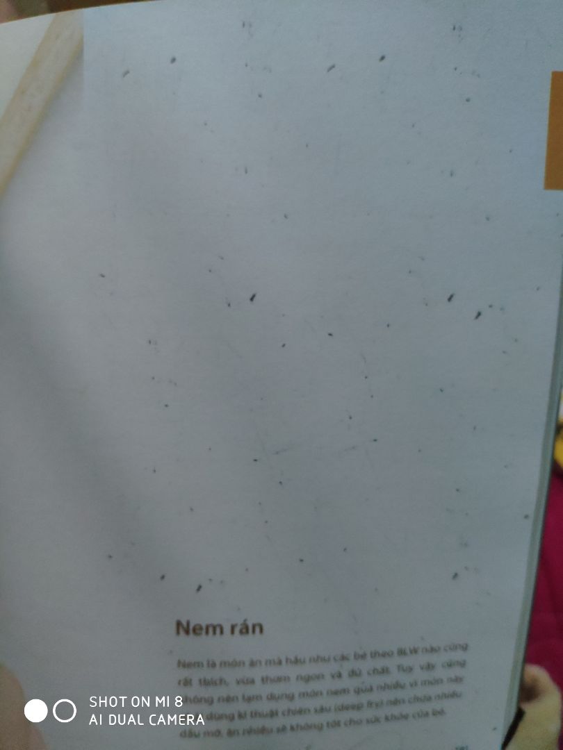 Mình đặt mua bộ 3 quyển: Ăn dặm không phải là cuộc chiến, Con nghĩ gì mẹ biết không, Ăn dặm kiểu nhật. Hôm nay về trước 2 quyển, trong đó quyển Ăn dặm không phải là cuộc chiến rất nhiều tranh bị bẩn mực đen không biết là do khi in bị nhòe ra hay bị sao nữa. Trước khi mua đọc bình luận thấy cũng có mom bình luận là sách bị bẩn mực nhiều trang mà mình vẫn đặt mua vì nghĩ chỉ là chuyện hi hữu thôi, ai ngờ hôm nay mình vẫn nhận được hàng bị bẩn mực như thế. Chắc là lo hàng mới xuất bản lần này bị lỗi mực mà vẫn bán cho khách. Cảm thấy thất vọng quá. ?.