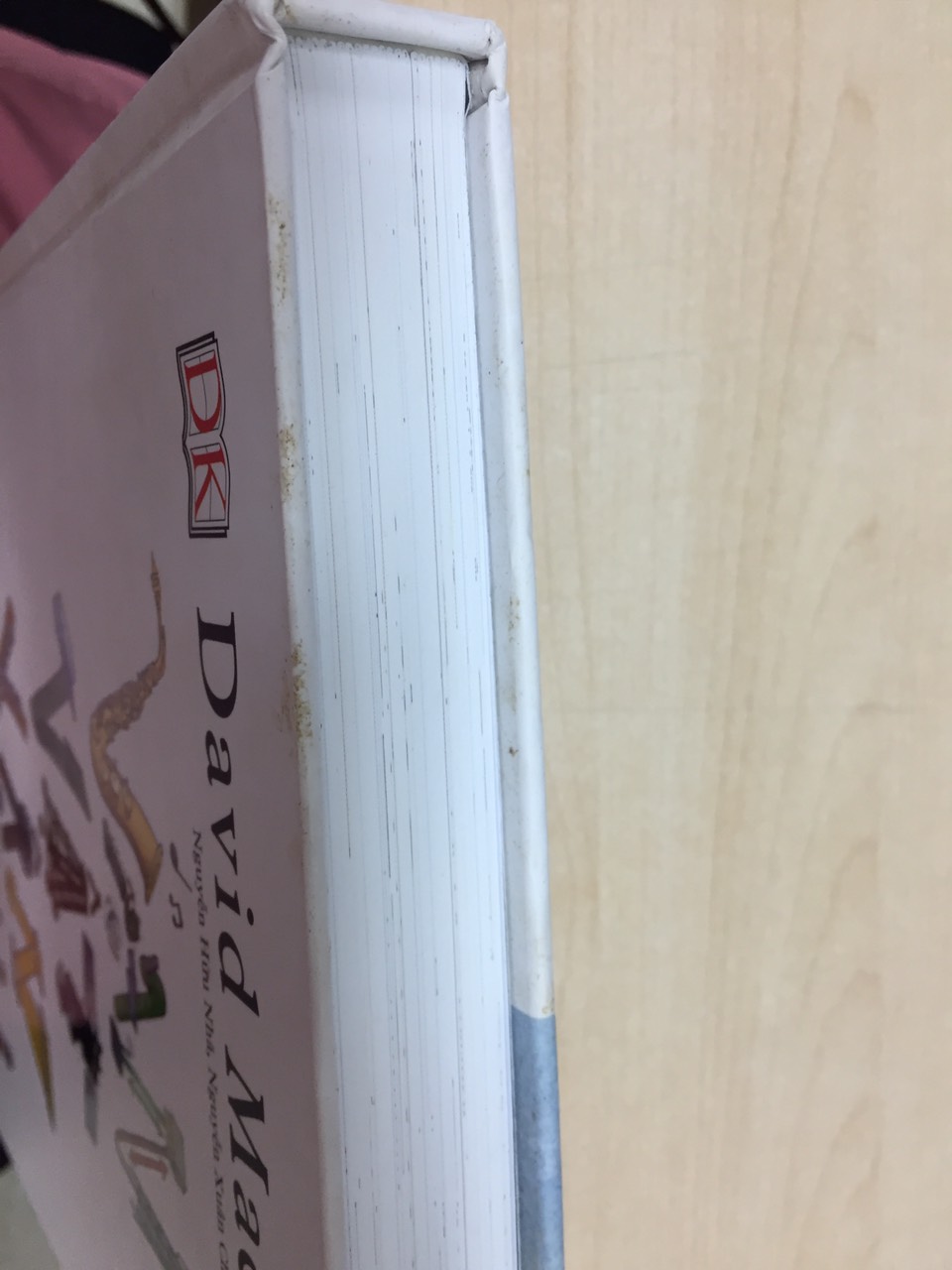 Thấy nhiều bạn comment chất lượng sách, mình vẫn nghĩ là số ít thôi, chắc không sao đâu nhưng thật sự thất vọng khi mở sách ra, bìa thì cũ, dơ lem nhem kiểu bị ẩm mốc lâu ngày, gáy sách bị rách. Tiki cần xem lại dịch vụ của mình, sản phẩm vậy mà cũng đóng gói gửi cho khách hàng. Thêm nữa đổi trả siêu lâu, mình mất tận 13 ngày mới được nhận sp đổi. Sản phẩm đổi lại cũng vẫn còn dơ một ít ngoài bìa nhưng thấy mất thời gian quá với lại nội dung sách khá hay nên mình tạm chấp nhận.