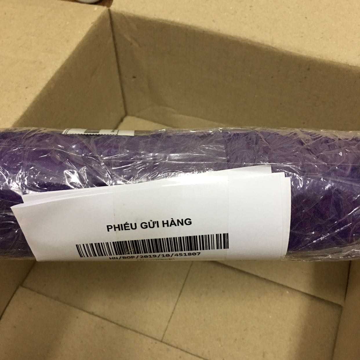 Đặt xanh thì giao màu tím! Dùng thế nào được? Quảng cáo là túi xách nhưng giao túi thường! Tiki mà còn vậy ư?