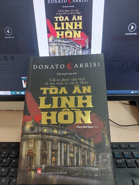 Bên cạnh những yếu tố về cách kể chuyện, xây dựng nhân vật, kịch bản dồn dập phi tuyến như một đặc sản ở tác phẩm  trước, điều hấp dẫn hơn ở Tòa án linh hồn là Donato Carrisi khéo léo dẫn dụ người đọc vào những bí ẩn mang tính tôn giáo, hay khoa tâm lý học hành vi. Câu chuyện cũng hàm chứa những ẩn dụ về đạo đức qua khái niệm CÁI ÁC.
Môt tác phẩm xuất sắc trên nhiều khía cạnh.