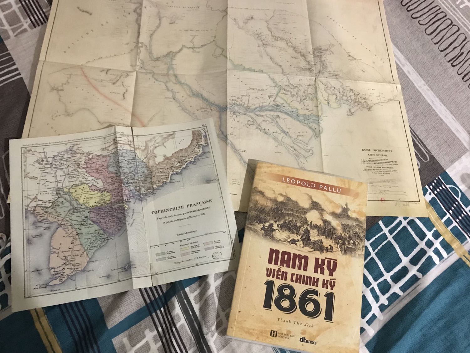 Nếu những ai có nhu cầu quan tâm đến quá trình đế quốc Pháp xâm lược Việt Nam (***), đặc biệt là quá trình chiếm đóng lục tỉnh Nam Kỳ thì đây là cuốn sách nên tìm đến. Được viết Leopold Pallu, một đại uý Hải quân Pháp đã tham gia vào cuộc chiến này, đã cung cấp cho chúng ta một góc nhìn khác biệt ở bên phía quân đội xâm lược, thấy được sự lạ lẫm, những khó khăn của quân đội Pháp khi đặt chân lên 1 xứ sở xa lạ qua việc đối mặt đối mặt với khí hậu nóng ẩm, mưa nắng thất thường ở nước ta. Bên cạnh đó là những trận đụng độ giữa quân dân ta và quân viễn chinh Pháp, dù rất ác liệt nhưng do sự chênh lệch về vũ khí, công nghệ giữa nước ta và Pháp thời kì này nên quân dân ta đã không thể giành chiến thắng trước kẻ xâm lược. Vì đây là sách viết bởi một người ở phía bên kia chiến tuyến nên độc giả cần trang bị 1 cái nhìn khách quan để đọc quyển sách này. Sách có 4 bản đồ 2 có màu ( làm rời) và 2 không màu ( trong sách) để độc giả tiện theo dõi diễn biến cuộc chiến.