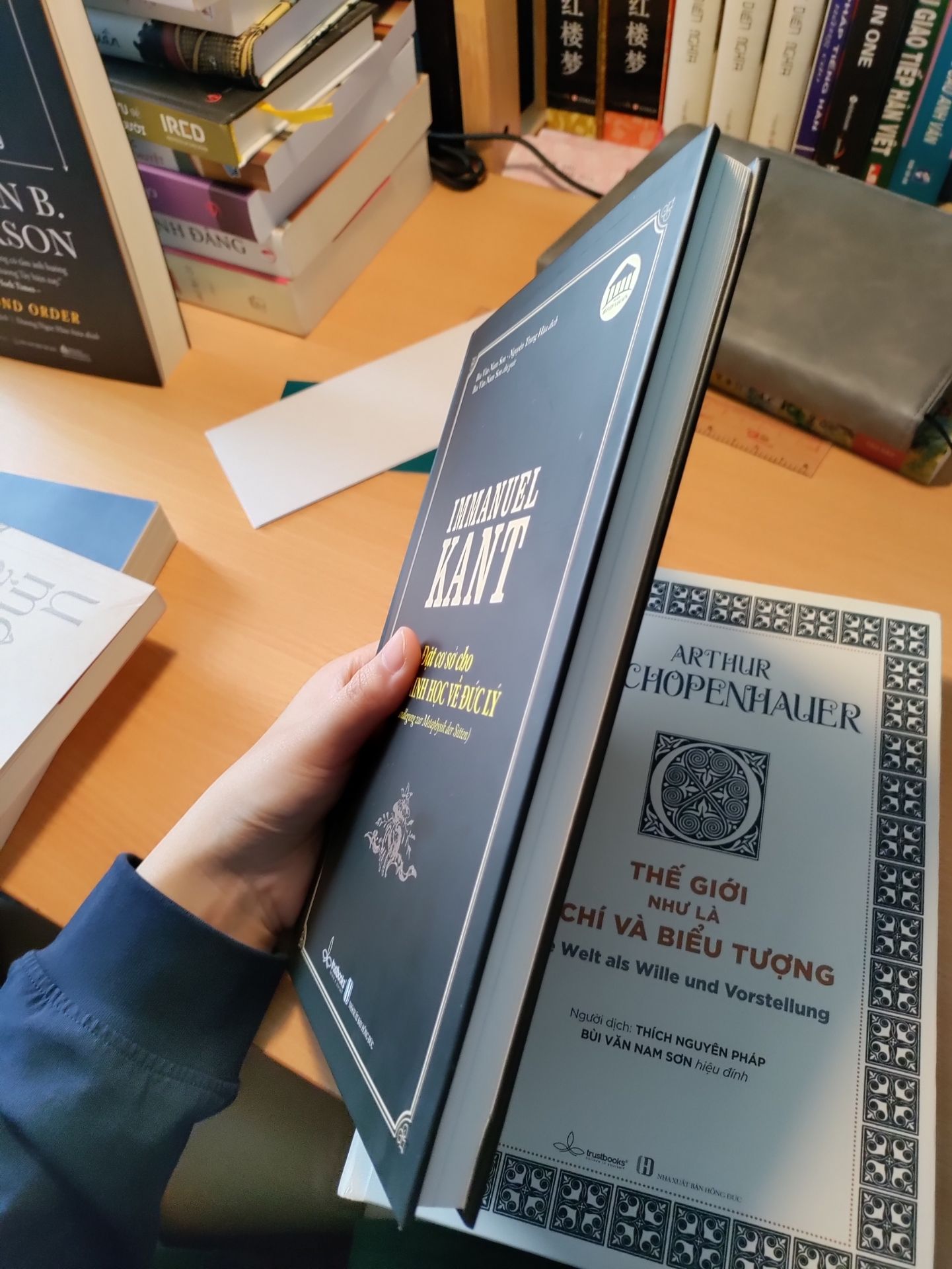 Bản in này nhìn ok hơn mấy quyển phê phán. Giấy in dày, chữ to và giãn dòng rộng nên dễ chịu cho mắt. Bản in này nhìn ok hơn mấy quyển phê phán. Giấy in dày, chữ to và giãn dòng rộng nên dễ chịu cho mắt.