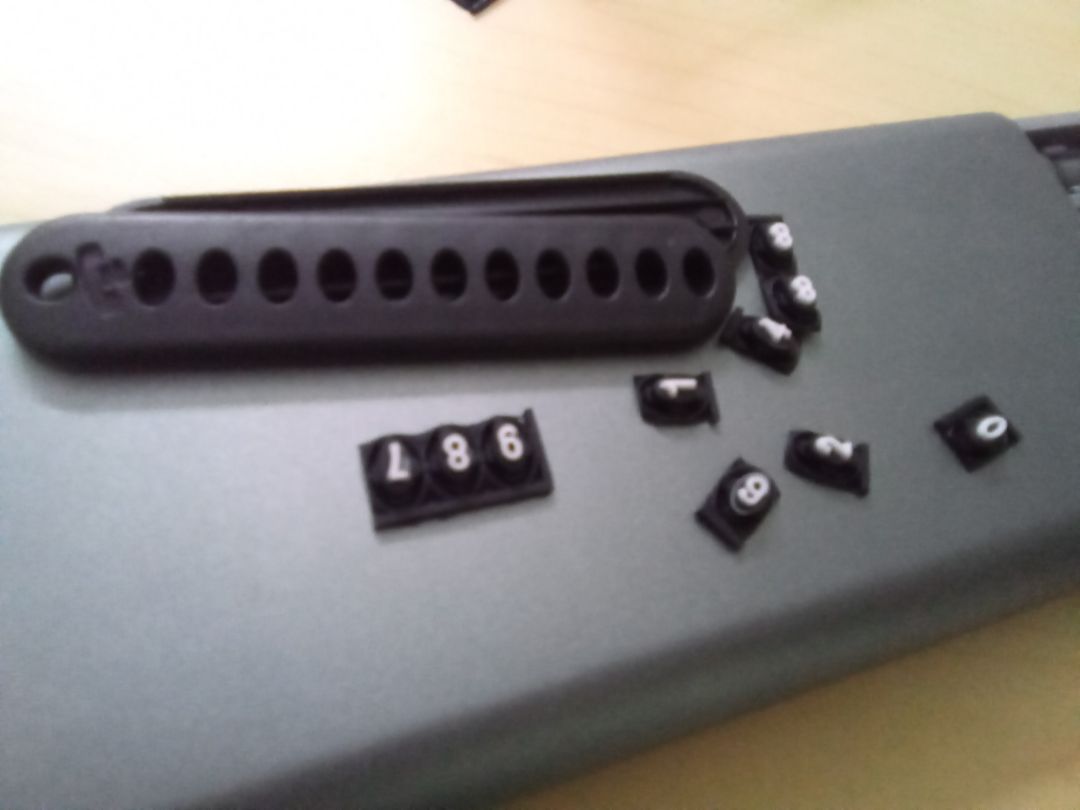 ngồi lọ mọ ghép ghép :)). tiện. mua độ chục bộ về gắn tất cả các bộ chìa khoá, móc luôn vào balo con bé con