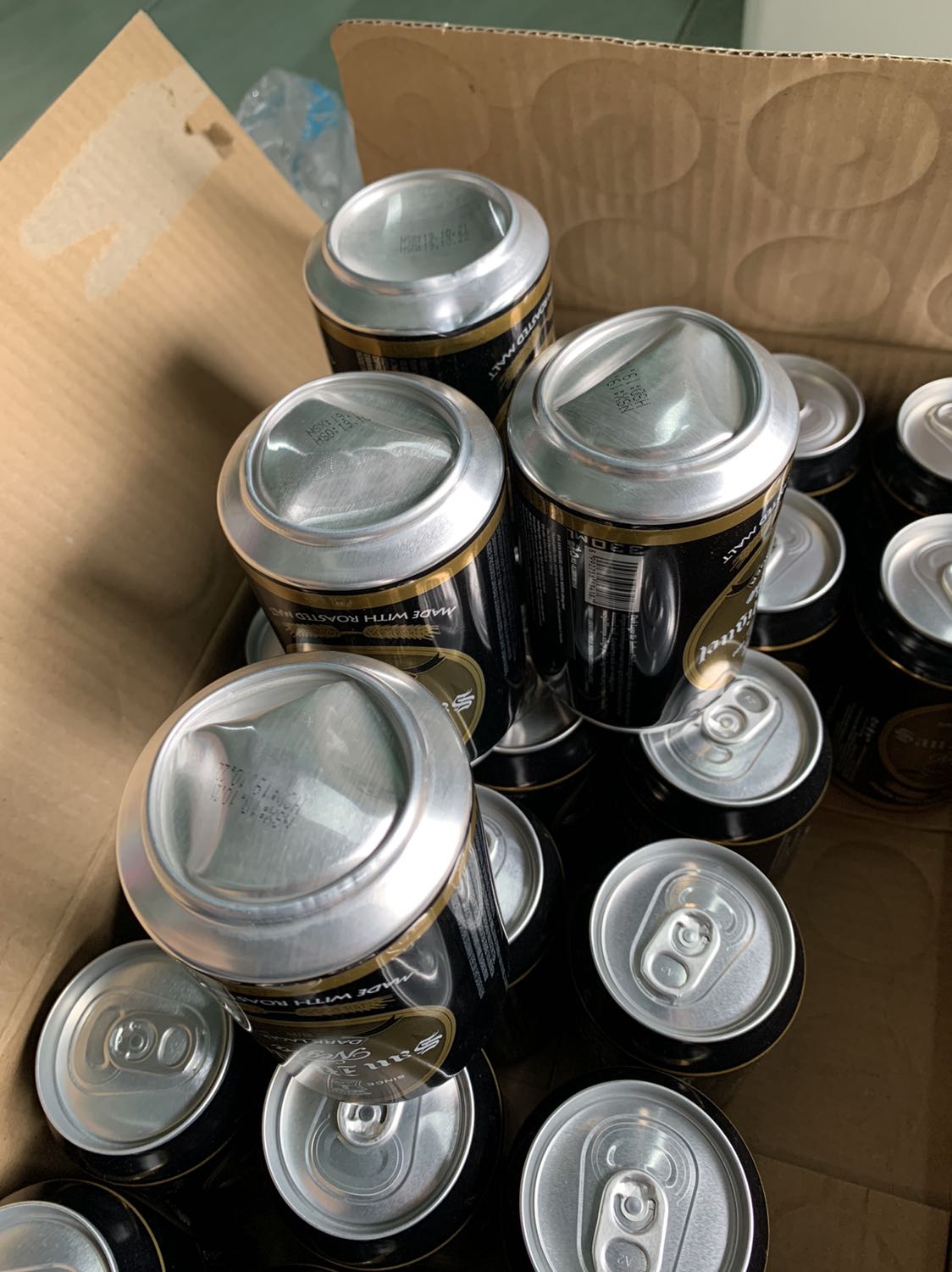 Giao Hàng khui thùng kiểm tra bị móp 4 lon😂