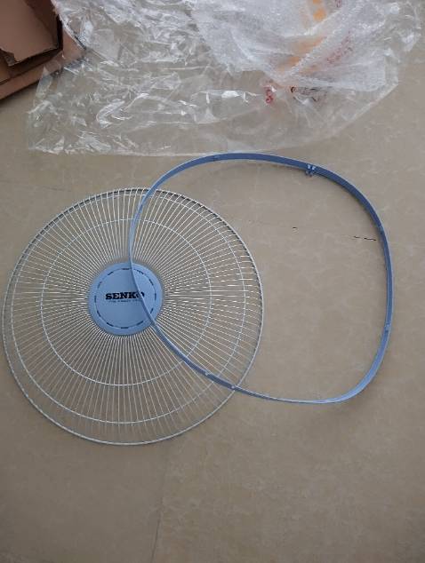 Quạt mạnh, tiếng hơi ồn nhưng chấp nhận được. Màu xinh, nhã nhặn.
Lúc nhận được hàng, có lẽ do vấn đề đóng gói nên vòng nhựa bao ngoài khung bị méo, mình định nếu ráp không được thì cho 4*, may mà sau vẫn ráp vào được nên cho 5* nhe.