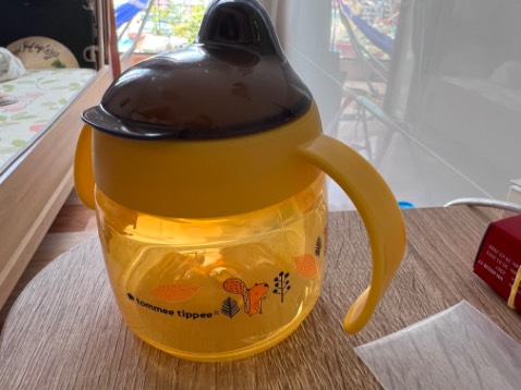 Hình ảnh thực tế, bên trong có chức năng chống sặc cho bé. Hàng brand nên cầm rất thích. Mom nào đang tìm cho bé tập uống nước thì cân nhắc nha😘
