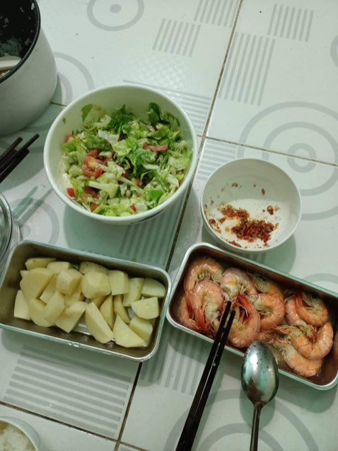 Khay đựng không giống như trong đơn hàng. Không có khay đựng đồ ăn ngăn đôi.