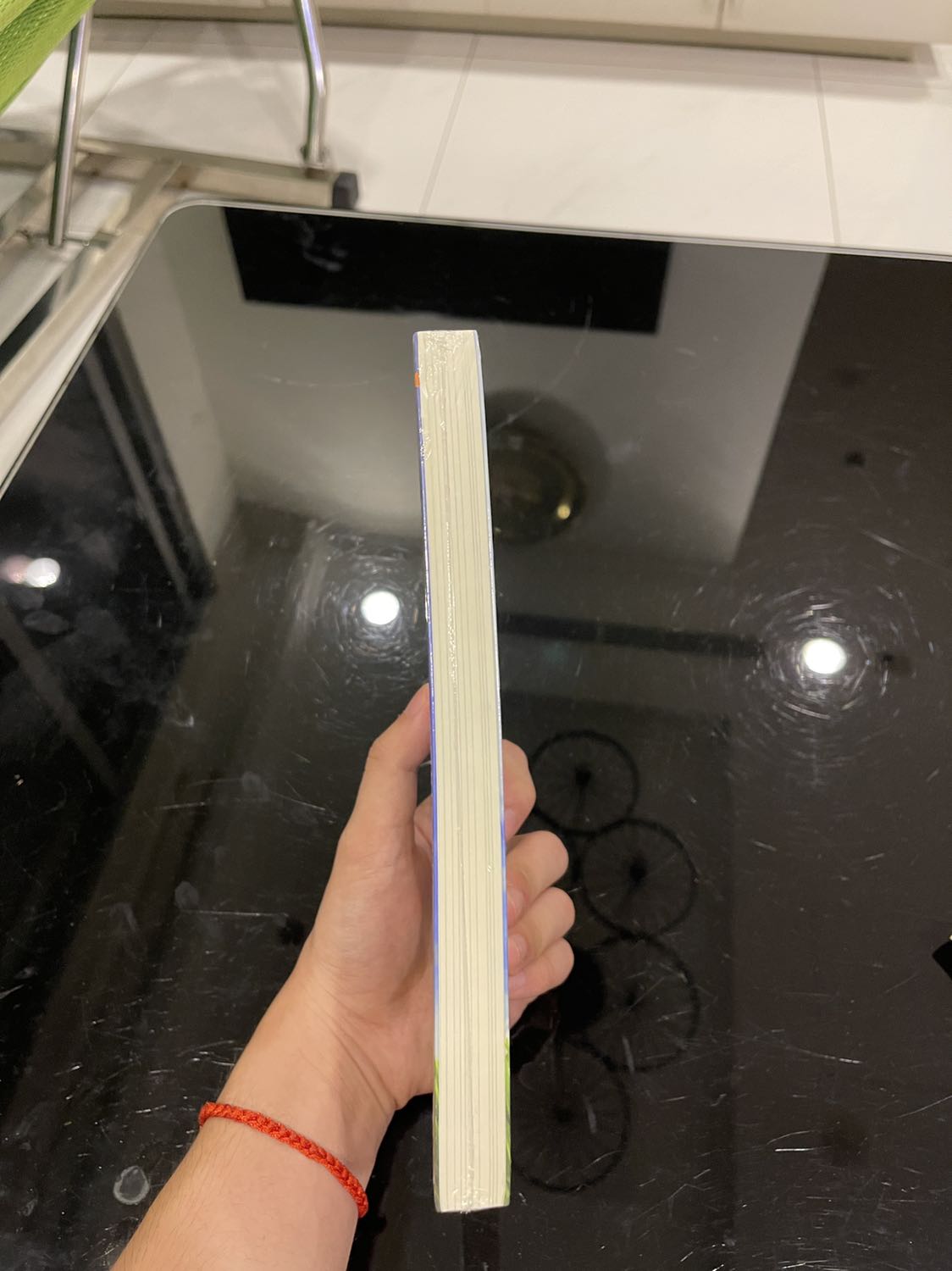 Giao hàng nhanh, gói hàng cẩn thận, sách còn mới cứng, được bọc seal kỹ càng. Sản phẩm tuyệt vời nhé mọi người!