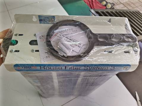 Đóng gói sản phẩm chắc chắn, có chèn mút xốp xung quanh, thùng ko bị bóp méo gì cả.

Loại 20inch khi cho nước vào thì nặng lắm, hơi khó tháo lắp. Tuy nhiên không ảnh hưởng đến áp lực nước. Do nước ở nhà yếu nên mua loại này dùng cho ổn.
Vỏ lọc chỉ có 1 joint cao su thôi, với lại ko có khe giữ lại nên lúc vặn vào dễ bị tuột cái joint ra làm nước bị xì.

Lõi than hoạt tính không đầy mà chỉ khoảng 3/4 thôi, nghe sột soạt bên trong.