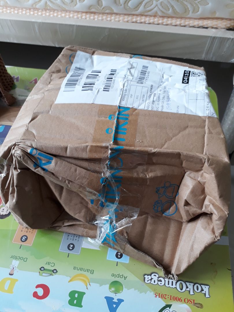 Chấm 1 sao vì vấn đề giao hàng QUÁ LÂU và cách đóng gói hàng QUÁ TỆ của Tiki. 
Đã tin dùng Tiki lâu nay mà lần này quá thất vọng, đặt hàng từ 13g***/09, biết là trong lúc dịch khó giao hàng, thấy ghi nhận hàng dự kiến 04/10 (3 tuần). 
Trong khi từ 15/09 TPHCM đã cho shipper hoạt động lại, mà đến 04/10 chưa giao. Liên hệ shop shop nói hàng có sẵn tại kho Tiki ở Tân Bình, sẽ sớm giao đến KH. 07/10 liên hệ shop vẫn chưa thấy giao. Đến 12/10 mới nhận được hàng (1 tháng trời!). Trong khi những đơn hàng khác tôi đặt sau ngày 15/09 là 2 ngày 3 ngày đã nhận hàng, đặt trong thời gian giãn cách đến sau giãn cách 3 tuần chưa nhận. Quá tệ.
Đã vậy nhận được gói hàng phát gớm, móp méo thôi rồi. Tiki phục vụ ngày càng tệ và mất uy tính, trong khi phí ship tăng cao hơn 2 sàn thương mại điện tử *** và *** mà Giao hàng thì Lâu, gói hàng thì Tệ.