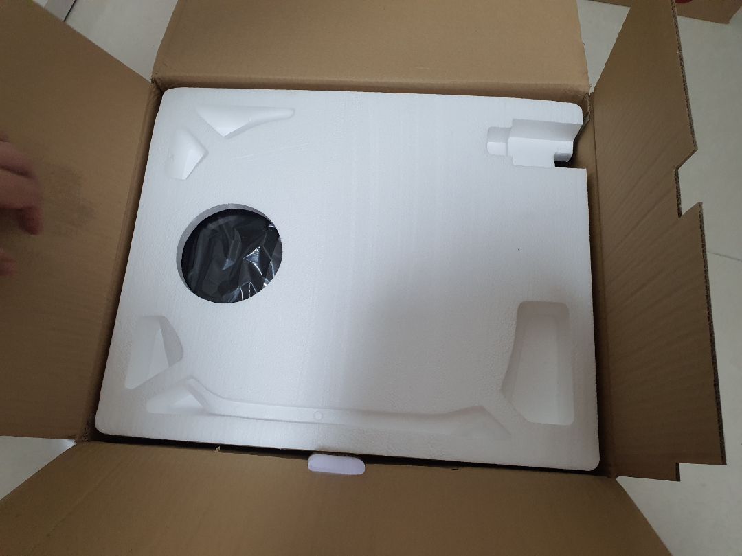 Giao hàng vào đúng lúc mưa gió, thùng hàng bị ướt nhẹ vài chỗ, tuy nhiên Tiki đóng hàng chắc chắn nên bên trong không bị sao. Hàng mới, đủ phụ tùng và phiếu bảo hành. Nhìn chung là rất hài lòng.