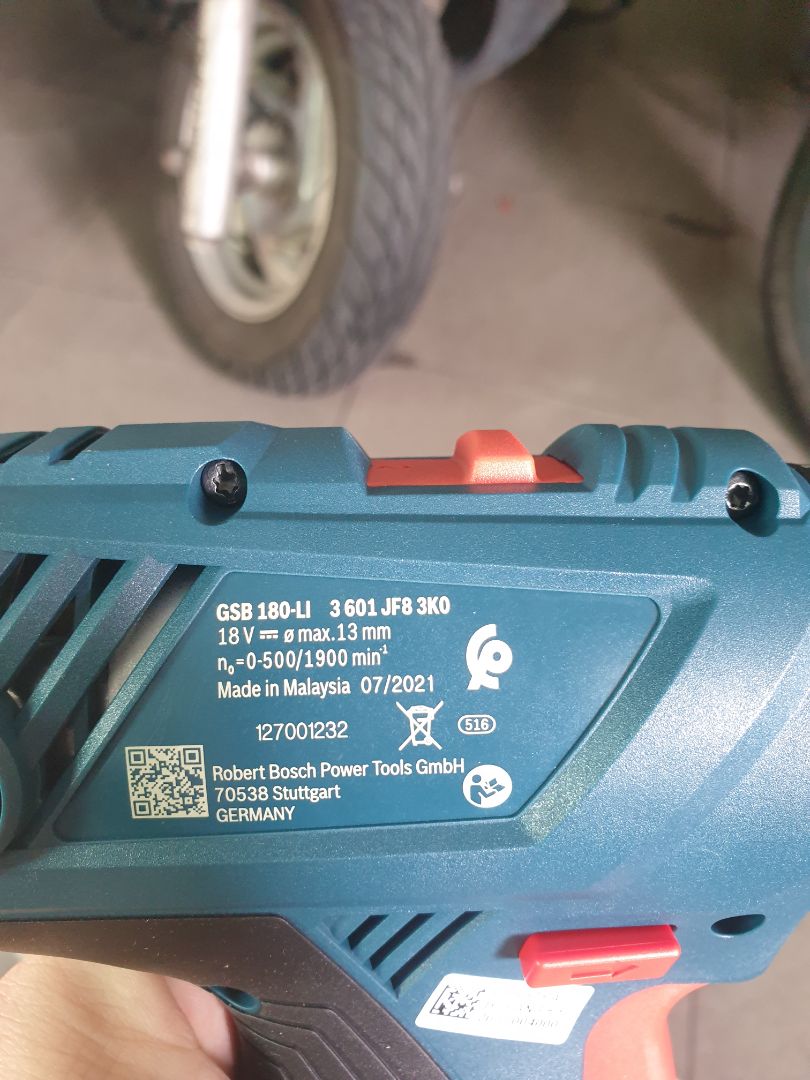 Gồm 1 thân máy, 2 pin, 1 cục xạc, 1 bộ đầu bắn vít, 1 bộ mũi khoan như ảnh.