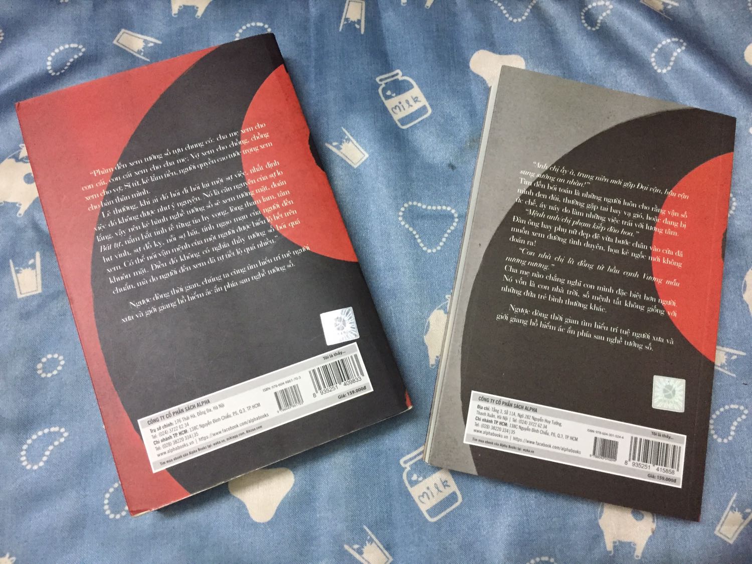 - “Tôi là thầy tướng số” viết về Phái Giang Tướng một tổ chức đặc biệt chuyên giở chiêu bài xem tướng số để lừa lấy tiền bạc, của cải của người khác. Tác giả Dịch Chi không chỉ đơn thuần tự sự lại chuyện xưa tích cũ mà còn khéo léo lồng ghép nhưng “món nghề” của bang phái xưa, thông qua đó chúng ta có thể biết được tại sao mà những kẻ lừa đảo có thể phân tích, nắm bắt tâm lý của ”khách” một cách chuẩn xác và tài tình đến vậy.
- Tôi là thầy tướng số (tập 2) do Alphabooks phát hành, bìa mềm, kích cỡ 13x20,5cm, chất giấy mỏng màu trắng ngà. Bản dịch do dịch giả Hương Nhiên chấp bút, câu chữ rất mượt, những phần liên quan tới Huyền học, Phật học, được chú thích vô cùng tỉ mỉ, dễ hiểu tiện cho độc giả theo dõi.