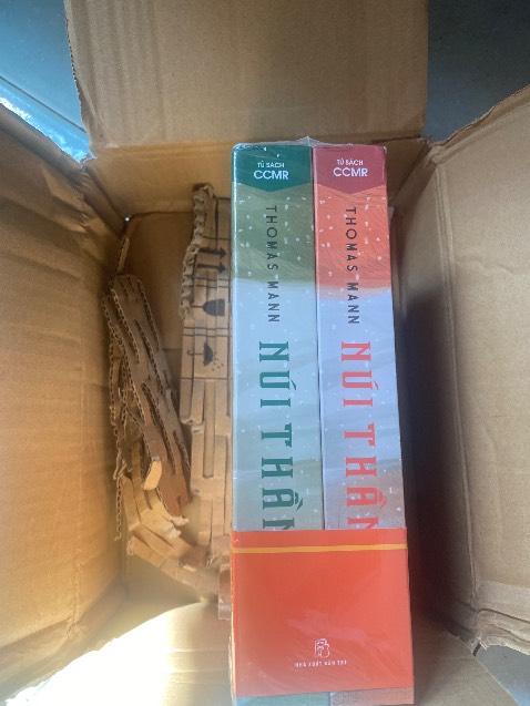 Mua sách giá cũng không phải rẻ, đơn hơn 3***₫ mà gói sách nhìn chán thiệt sự! Bọc chống sốc khá rẻ, khoảng 800₫/m nếu mua lẻ mà Tiki cũng không trang bị mà gói sách cho khách được hay sao, để sách đến tay khách thì quăn gáy, dập gáy! Sau một thời gian quay lại mua sách trên Tiki cũng chẳng thấy Tiki có thay đổi gì dù vấn đề gói hàng ẩu đã bị phản ánh rất nhiều lần! Quá thất vọng!