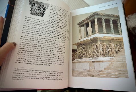 Tiki có dịch vụ giao nhanh 2h , lại còn được tặng dấu trang thích quá! 

Sách đẹp, được đóng gói cẩn thận , có vẻ hay tối nay đọc hihi. Hoạ sỹ hồi xưa vẽ đỉnh quá , họ tả rất thực từ màu da, tóc cho đến vải vóc nữa, rất thực. 

Cảm ơn Shop, Tiki và đội ngũ shipper dễ thương
