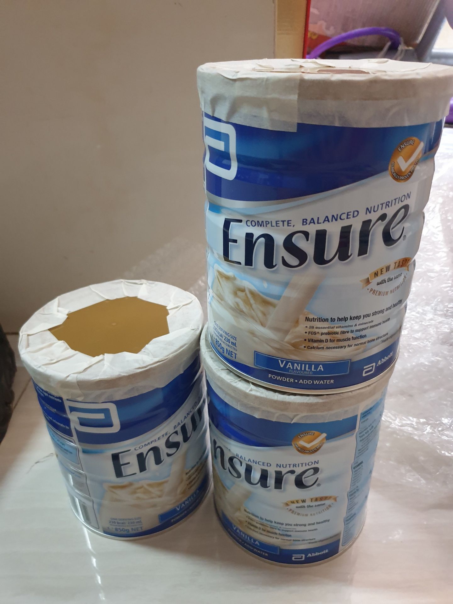 shop giao hàng nhanh chóng, đóng gói rất kỹ, sữa date xa.
update: hiện nhà mình đã uống tới hộp thứ 2, thì phát hiện tình trạng như sau, miệng hộp bị móp lõm vào trong, sữa bị hôi dầu do có lẽ đã bị không khí vào khá lâu. Ban đầu shop dán kín miệng hộp nên mình ko phát hiện. và mình đã check hộp còn lại thì vẫn nguyên vẹn, vậy chỉ 2/3 hộp đã mua đạt chất lượng nên mình sẽ ko mua của shop này nữa!