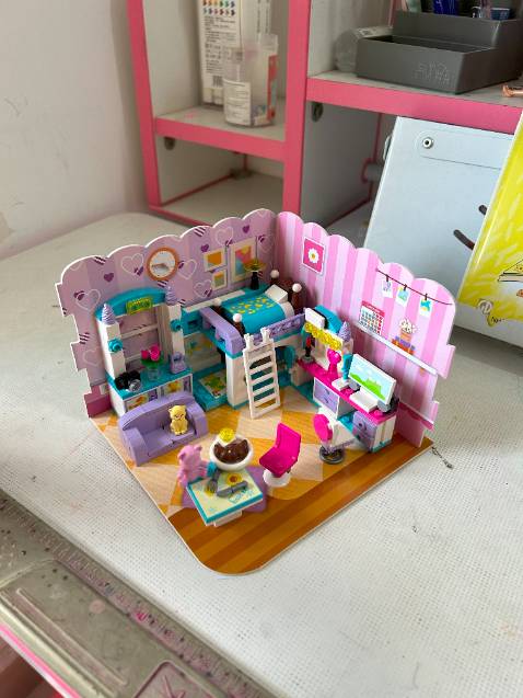 Sản phẩm như hình. Mình khá bất ngờ về chất lượng, tốt hơn mong đợi của mình rất nhiều.
Mình đã mua mấy bộ lắp ráp giá rẻ của hãng khác và mỗi lần ráp xong mà muốn tháo ra là phải có cây vít. Nhưng lần này thì khác. Tháo ra rất dễ dàng, giống như hàng của Lego nhưng giá lại rẻ hơn. Rất hài lòng.