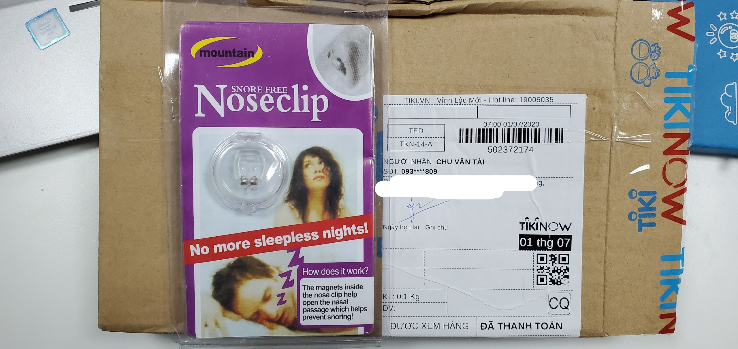 Hình sản phẩm màu xanh là hình hiện tại trên Tiki:
- Hộp màu xanh
- Trong hộp có gương
- Không có vật thể kim loại bên trong 
Các hình khác là hình thực tế mình nhận được:
- Hộp không như hình mô tả trên tiki 
- Đóng gói rất rẻ tiền
- Bên trong sản phẩm có nam châm hình như đã rỉ sét

Yêu cầu thu hồi sản phẩm và hoàn tiền