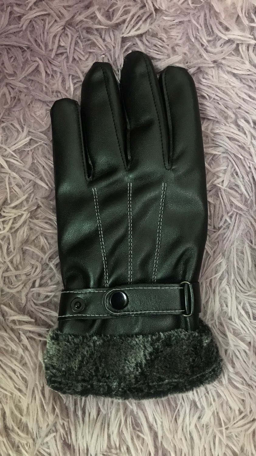 Gang tay đẹp. Da bóngđộ co giãn tốt. Đường may chắc chắn. Thiết kế được biệt cho phép thoải mái dùng điện thoại cảm ứng luôn. Găng tay ấm tiện dùng. Lớp bên trong giống như nhung ấy đeo rất dễ chịu và ấm, không có cảm giác cấn tay. Sản phẩm tốt 5 sao.