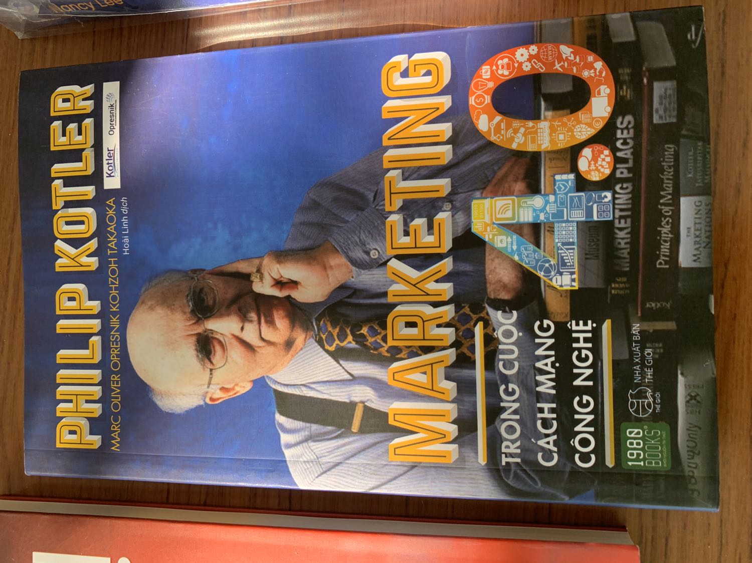 Không hiểu sao nó bị nhăn cong 1 đoạn. Các cuốn khác nằm ngoài k bị gì.