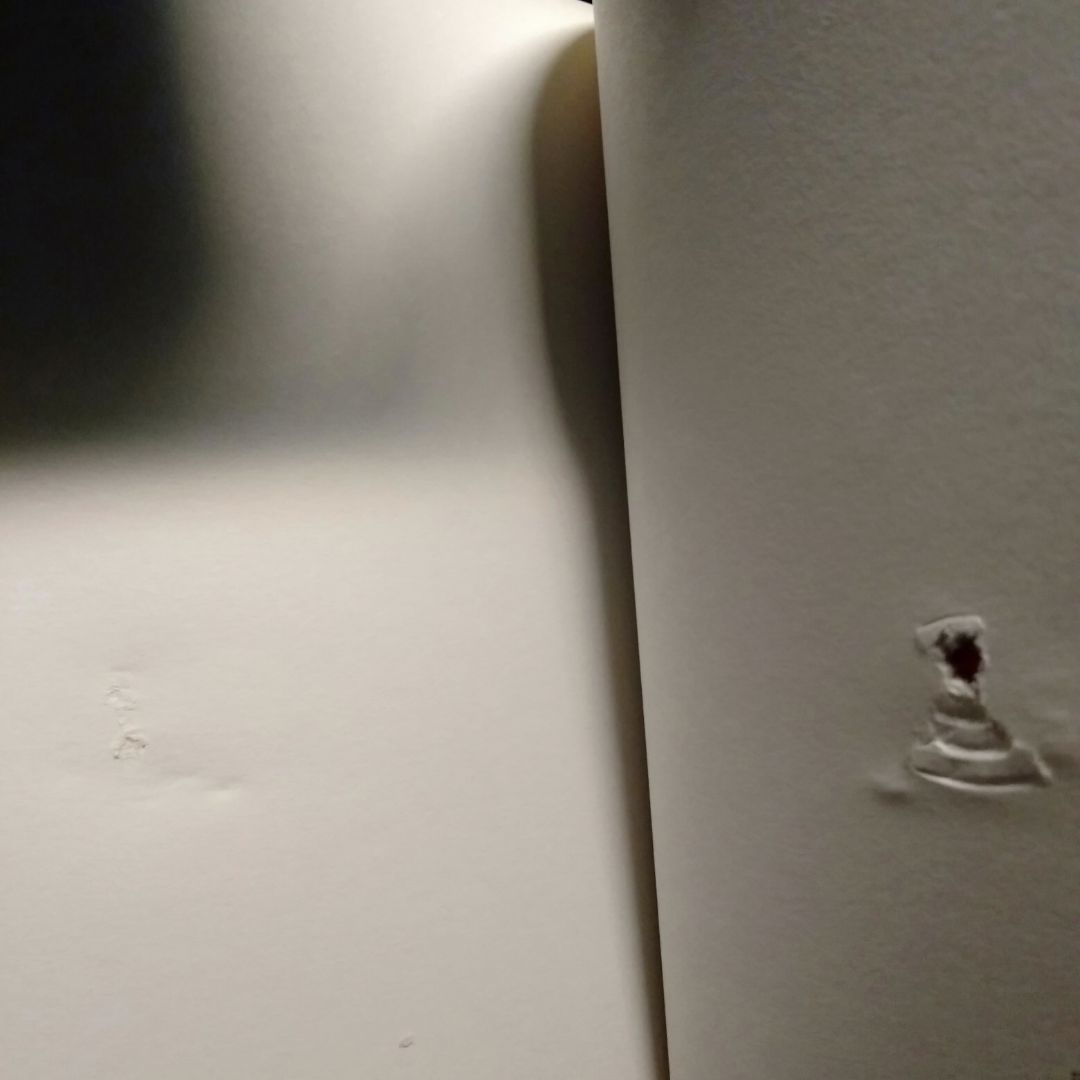 mọi thứ bình thường cho tới khi mình thấy mặt sau bị hư hỏng như thế này, biết rằng mọi thứ chỉ là vô tình từ bên đóng gói, vận chuyện nhưng thật sự thất vọng vì sách thành ra như thế này, mình thì lại không muốn đổi trả vì mất rất nhiều thời gian, mong tiki cải thiện khoản này, chứ mình mua sách bên Tiki nhiều rồi chưa có trải nghiệm nào tệ như thế. Điểm cộng là Tiki giao hàng rất nhanh!