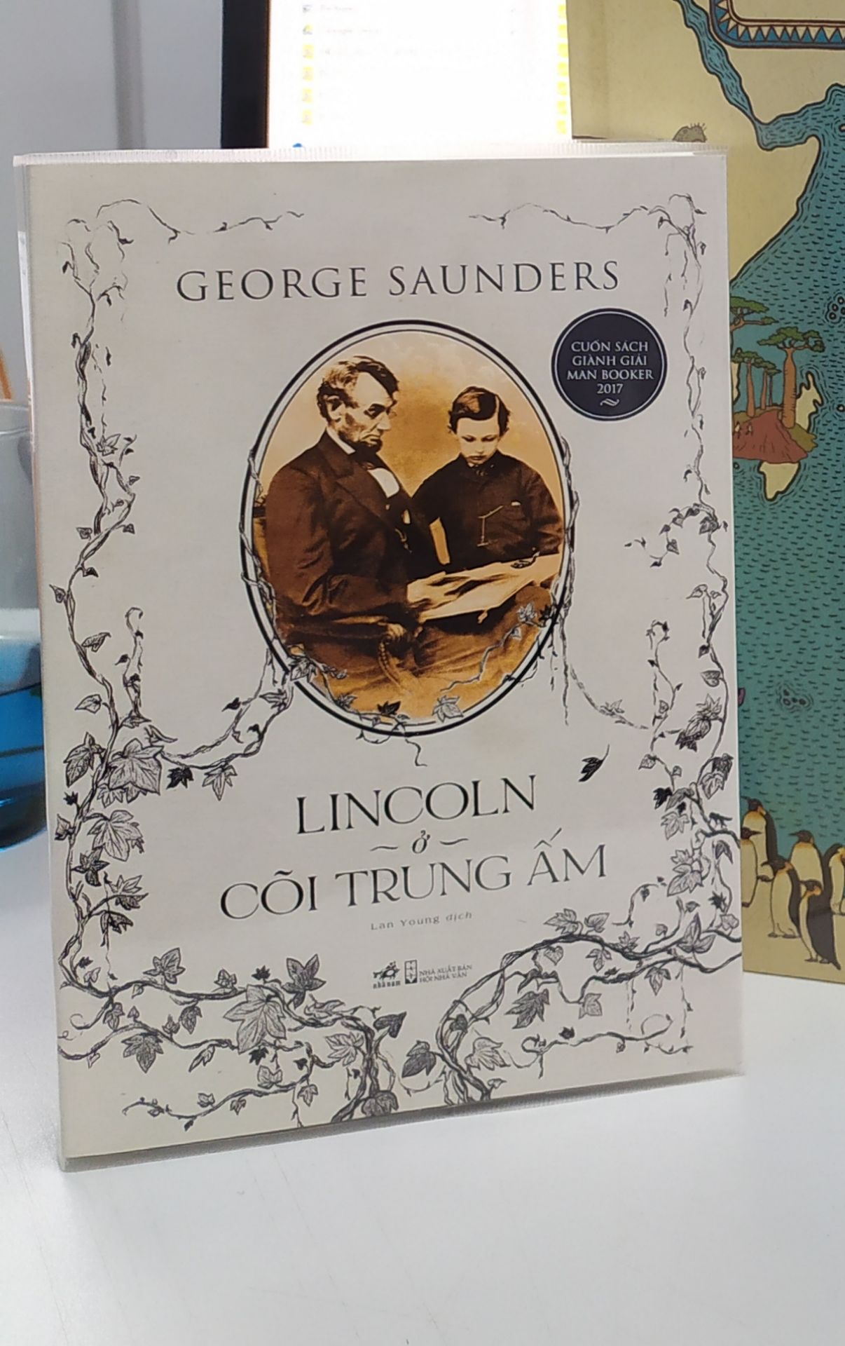 - Sách có bìa đẹp, mình chọn mua sách vì tên sách hay và bìa được thiết kế đẹp mắt. Về nội dung thì do chưa đọc nên chưa đánh giá được nhưng việc cuốn sách nhận được giải thưởng Man Booker cũng đủ bảo chứng cho chất lượng của nó rồi.
- Tiki giao hàng nhanh, mình chọn Tikinow giao hàng trong 2-3h và mình nhận hàng trong vòng chưa tới 1h kể từ khi đặt đơn. Tuy nhiên mình hy vọng Tiki cân nhắc xem lại cách tính phí vận chuyển, mình mất tới 51k phí cho đơn này. Tuy biết do giao hàng nhanh nên phí mắc nhưng mà nếu Tiki gia giảm đôi chút thì sẽ ấm lòng người mua hơn ?
- Sách đóng gói cẩn thận, nguyên vẹn, sạch đẹp