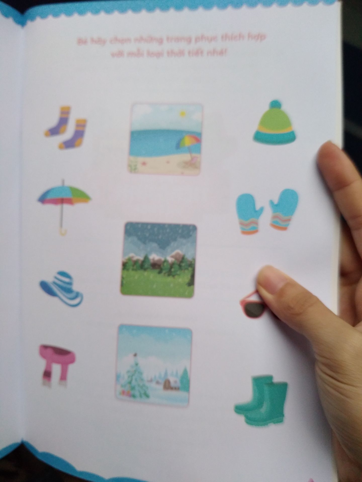 Mua được quyển này có 11k thôi nhưng rất đẹp, nhà sách tâm lý khi thiết kế phần stickers cho các cháu. Trẻ con con đôi khi quý stickers hơn cả kẹo bánh vì đó là sự công nhận từ giáo viên, bố mẹ. Hình ảnh nhiều màu sắc, từ vựng cũng gần gũi.