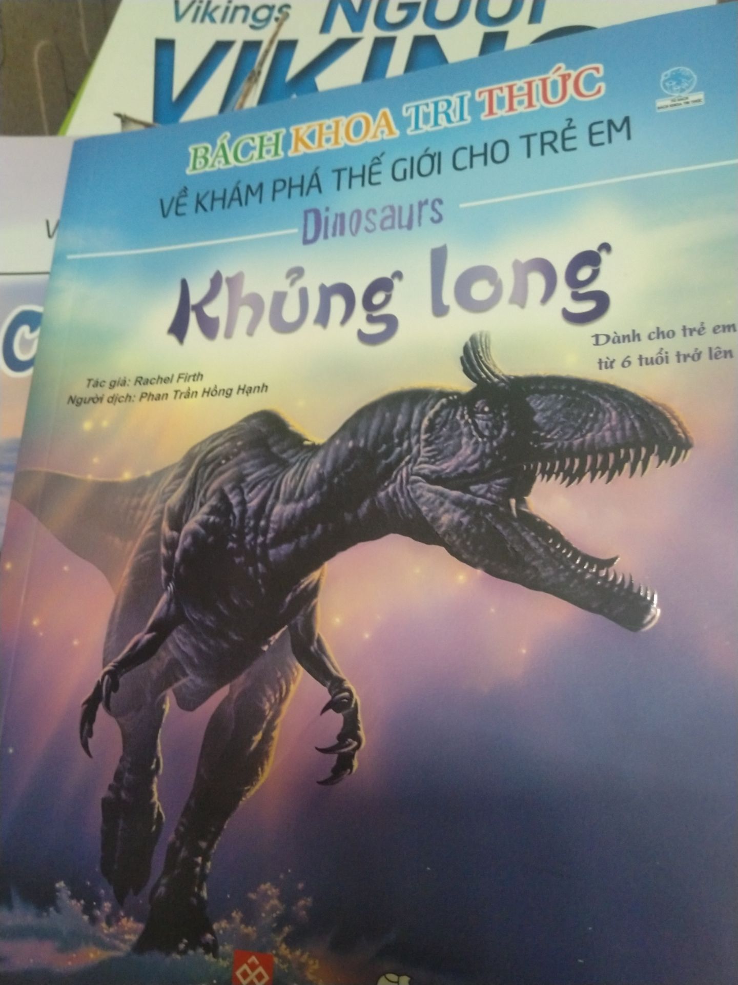 Bách khoa tri thức về khủng long cung cấp thông tin cho bé về loài khủng long đã tuyệt chủng trên Trái đất. Nội dung sách phong phú, hình ảnh minh hoạ sinh động, sắc nét.