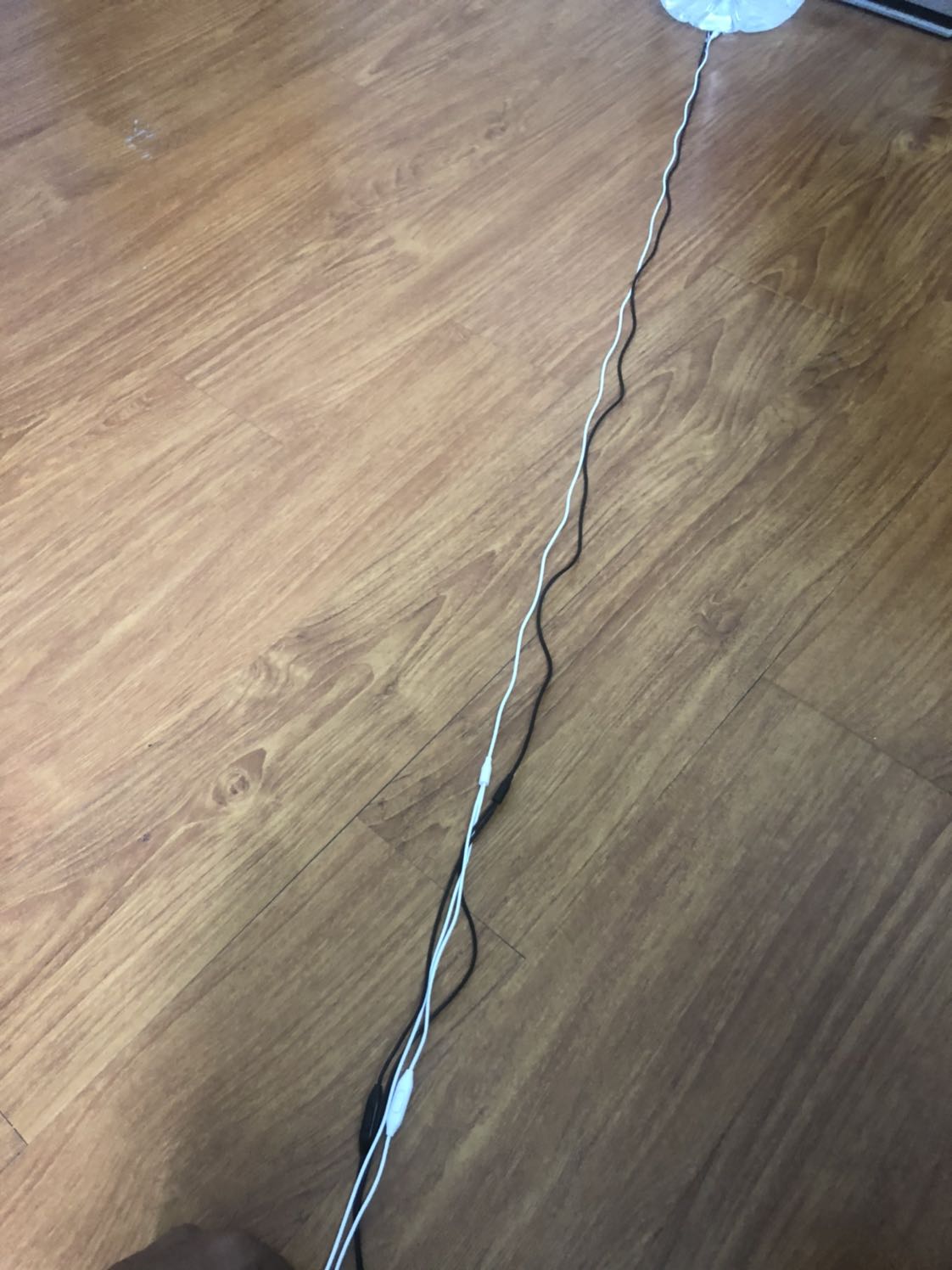 - Thứ nhất là tai nghe màu trắng thì đề là màu bạc ( Không hiểu phân biệt màu kiểu gì )
- Chất lượng tai nghe so với con tai nghe khác cùng loại.
- Dây mỏng và ngắn hơn so với cùng loại mua ở cửa hàng khác.
( Có hình so sánh kèm )
Nếu bạn mua để chống cháy và không muốn ra ngoài giữa mùa dịch này thì đây cũng là một lựa chọn có thể chấp nhận được!