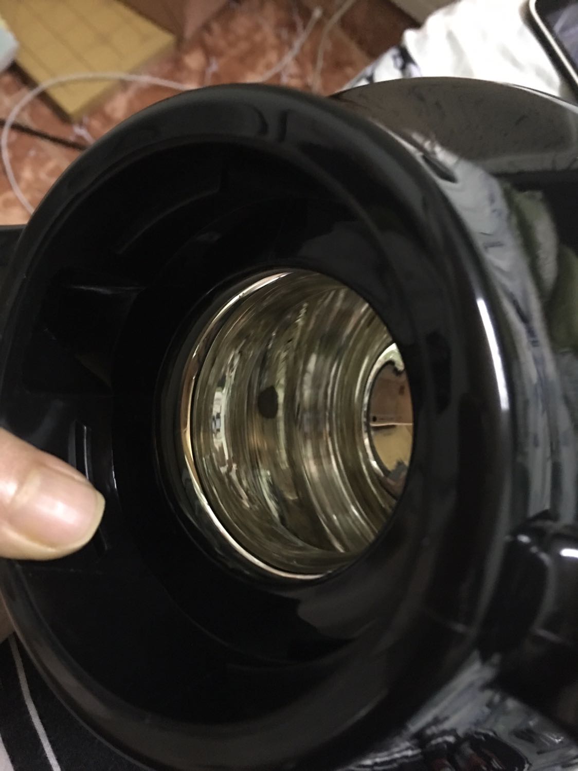 Giao bình bị lỗi, mình có nhắn tin trên app mà ko thấy cửa hàng trả lời. Gọi cho tổng đài tiki thì bên tiki đã xử lý và nhận bình về lại, đang chờ đổi lại hàng mới. Mua trên tiki nhiều lần nhưng lần đầu gặp phải